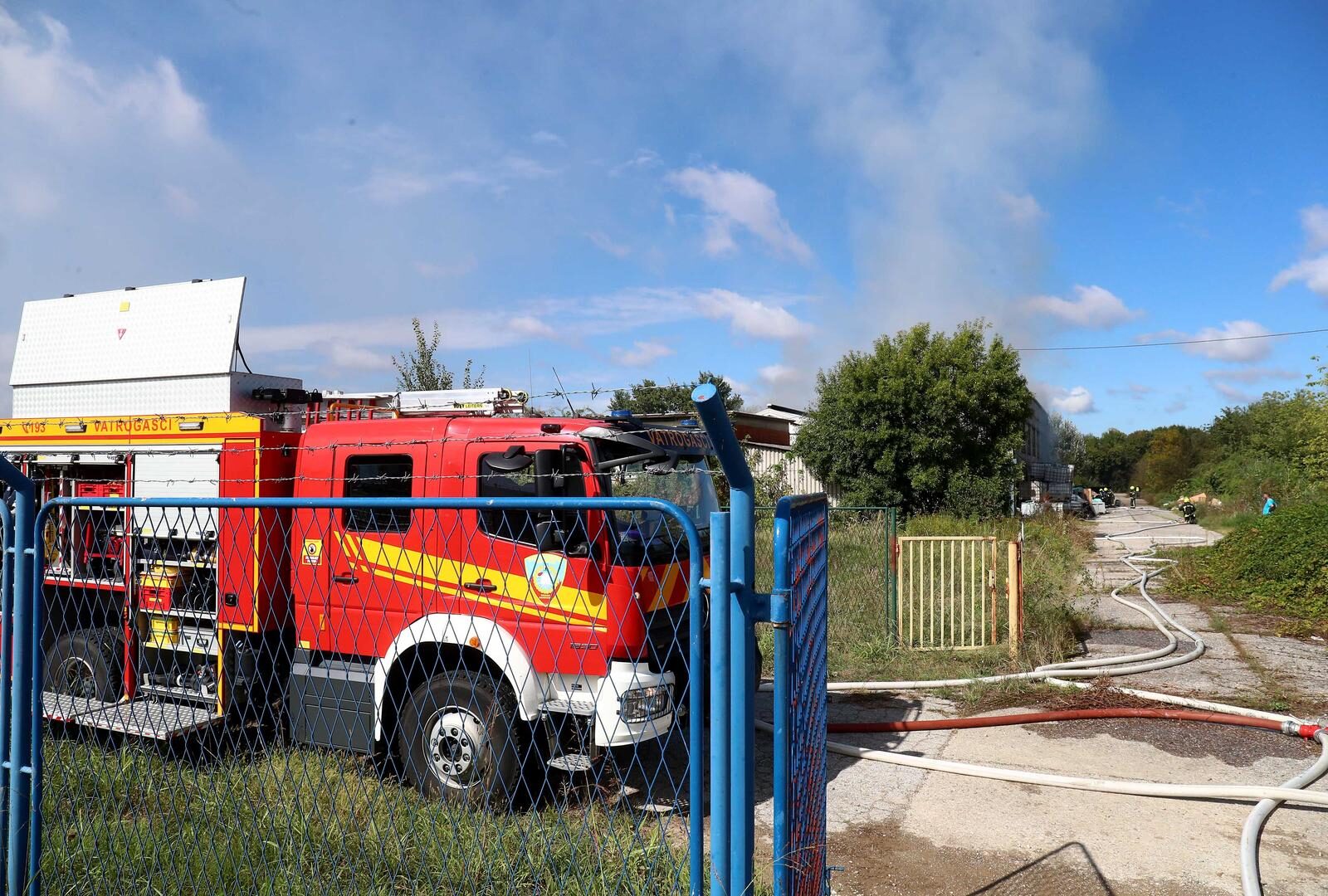 Zagreb: Vatrogasci se bore s požarom poslovnog objekta na Žitnjaku