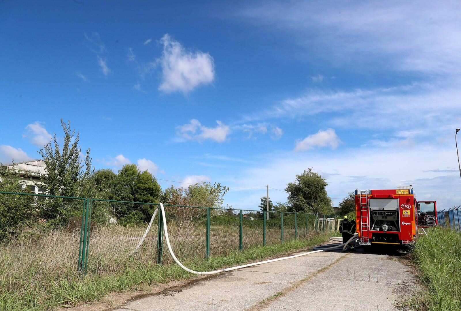 Zagreb: Vatrogasci se bore s požarom poslovnog objekta na Žitnjaku