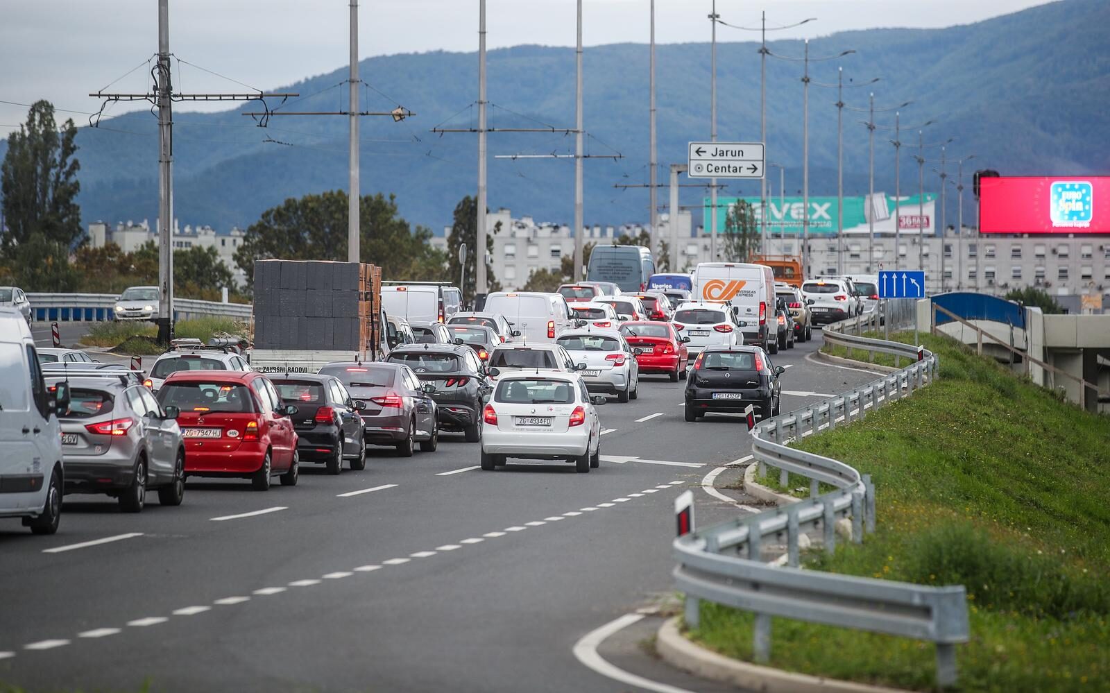 Zagreb: Gust promet na Jadranskom mostu