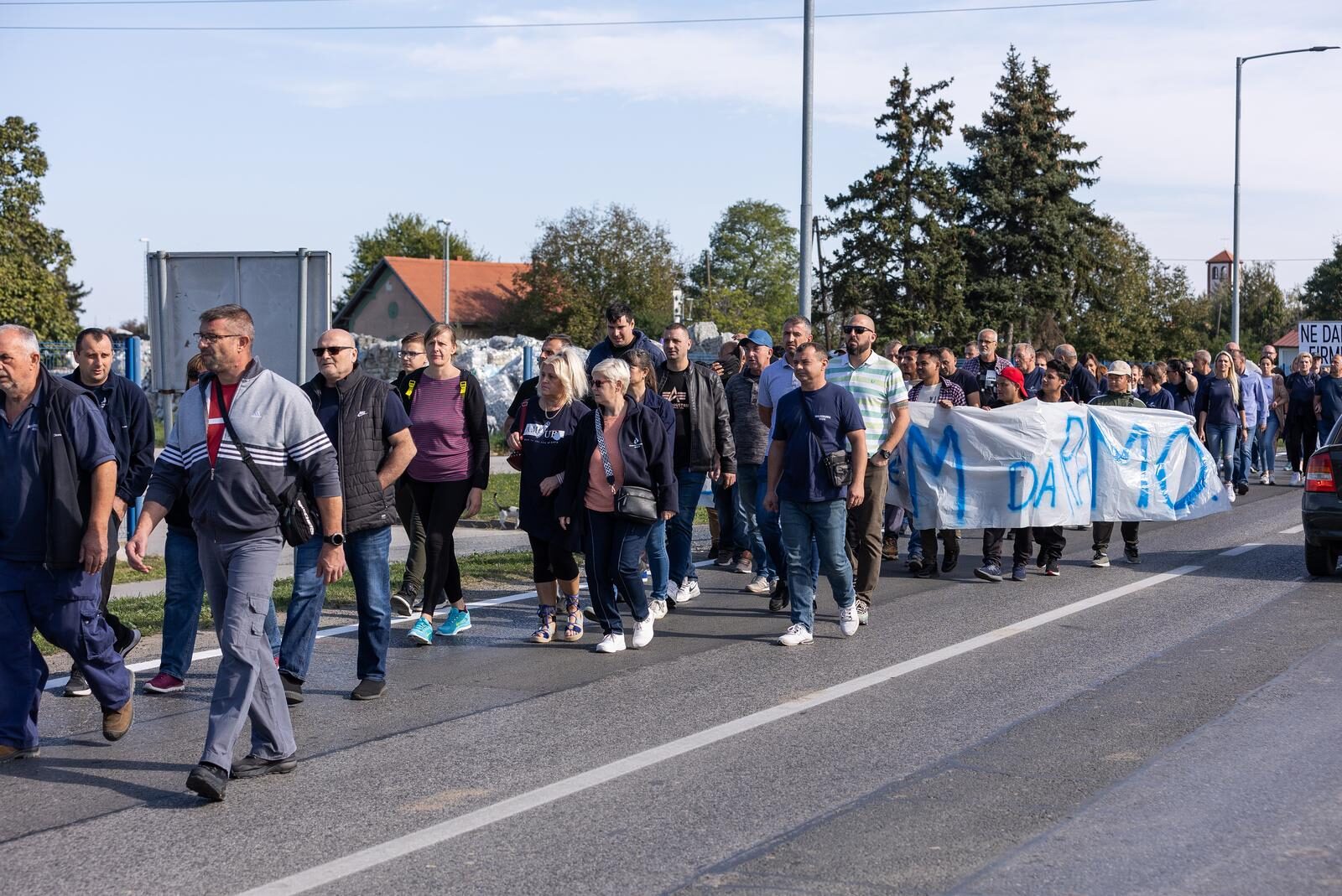 Osijek: Radnici tvornice okupili su se ispred tvrtke i organizirali skup podrške, stigao je i vlasnik Zvonko Bede