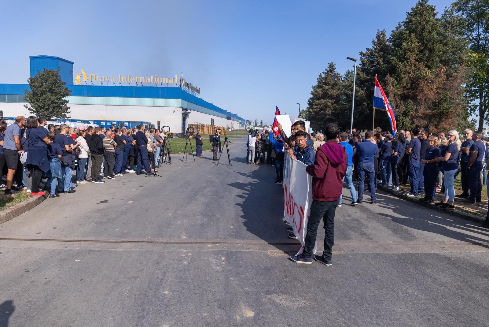 Osijek: Radnici tvornice okupili su se ispred tvrtke i organizirali skup podrške, stigao je i vlasnik Zvonko Bede