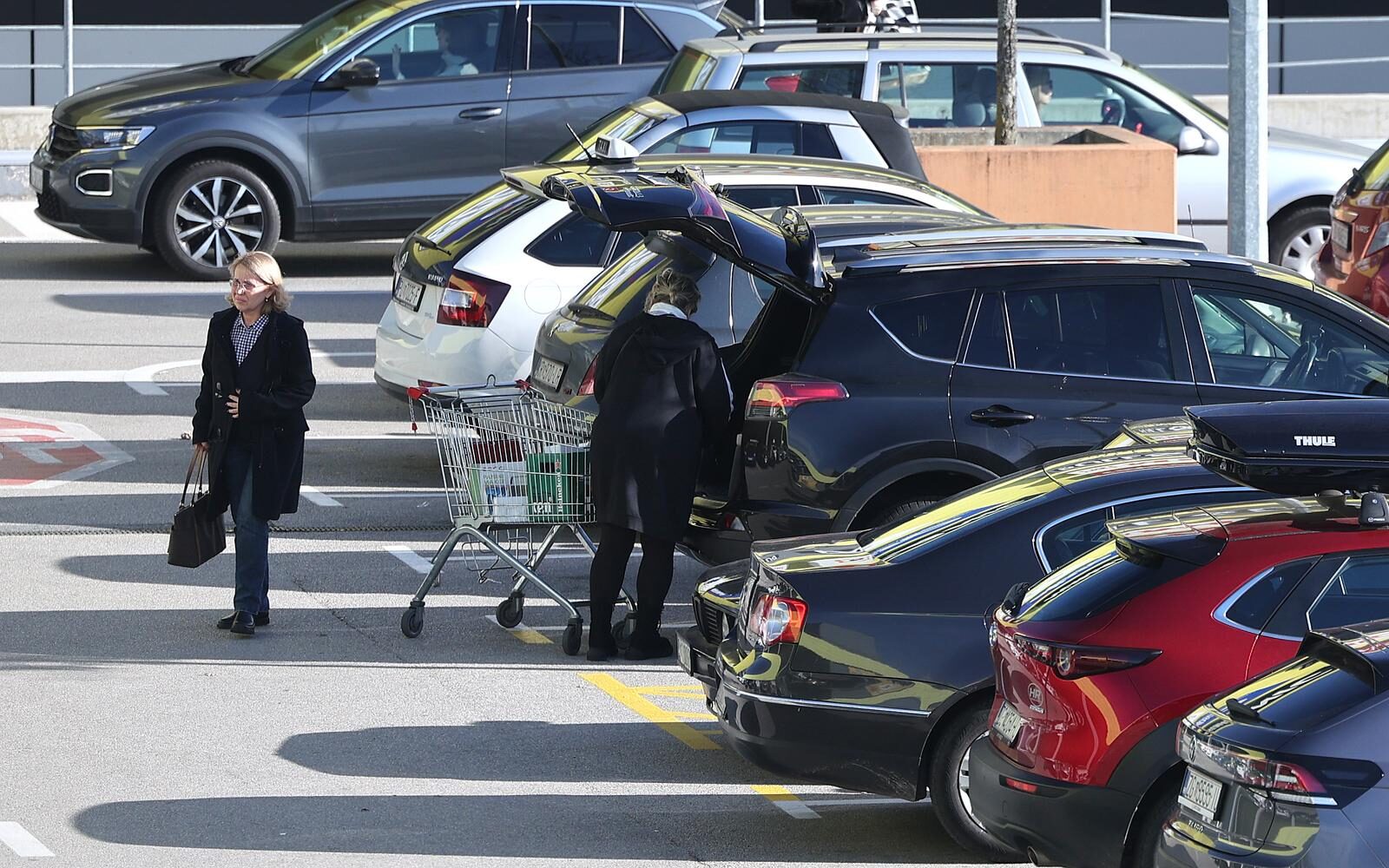 Zagreb: Velike gužve ispred trgovačkog centra City Center one East povodom crnog petka