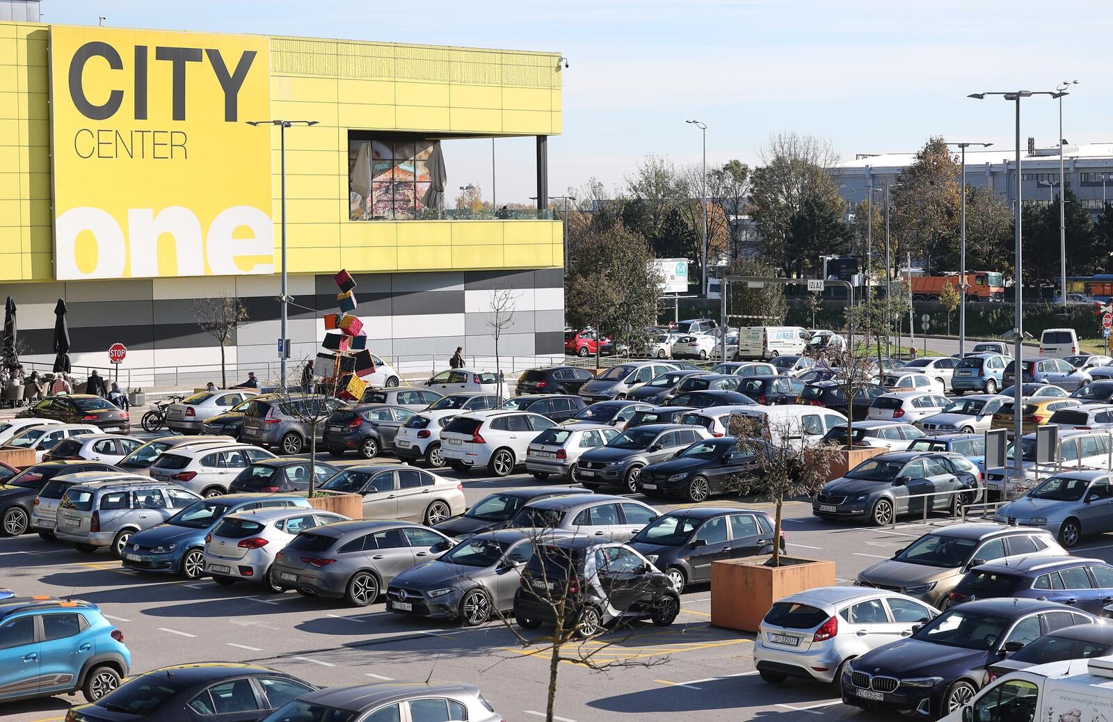 Zagreb: Velike gužve ispred trgovačkog centra City Center one East povodom crnog petka