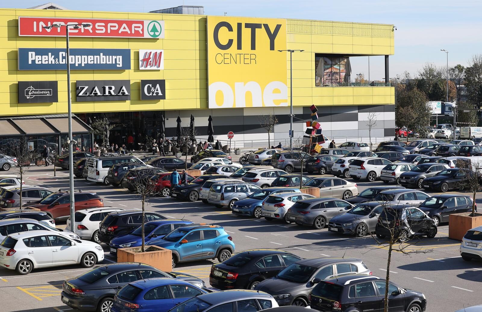 Zagreb: Velike gužve ispred trgovačkog centra City Center one East povodom crnog petka