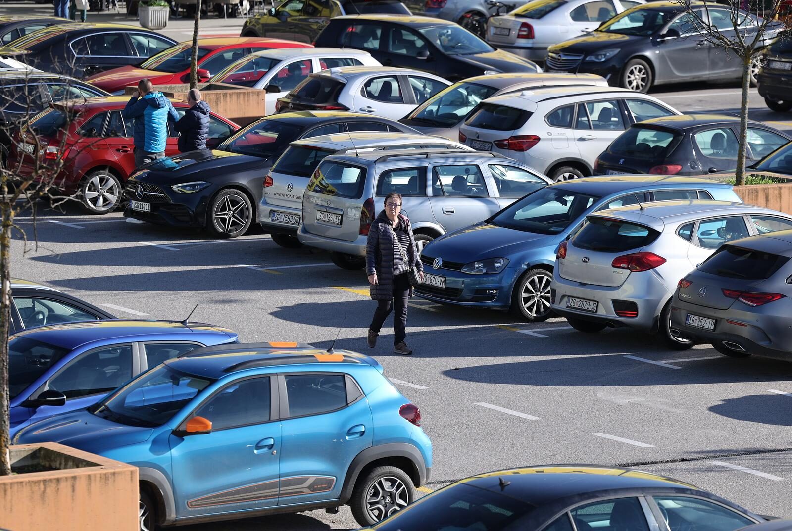 Zagreb: Velike gužve ispred trgovačkog centra City Center one East povodom crnog petka