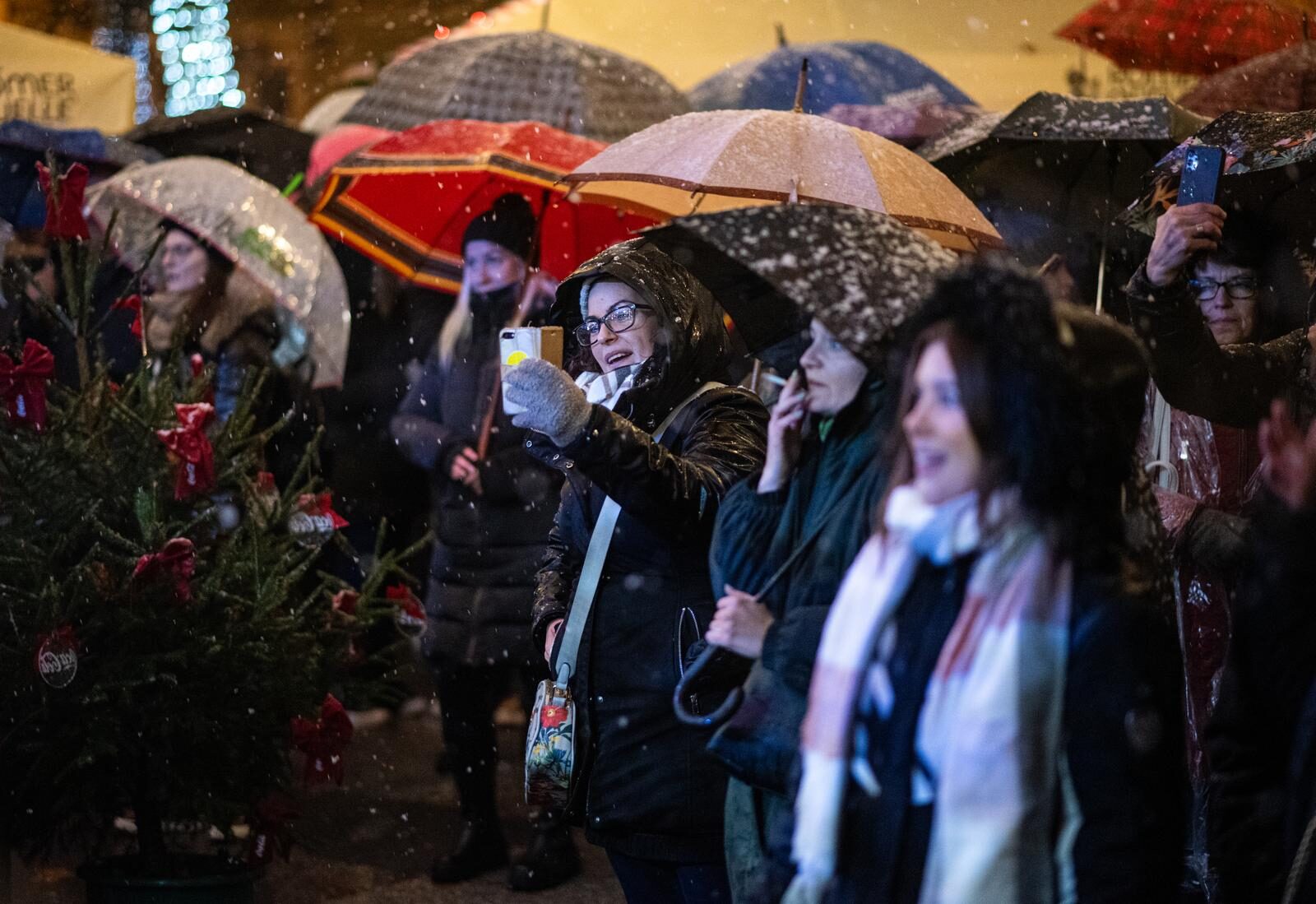 Zagreb: Uz odbrojavanje na Trgu Nikole Šubića Zrinskog upaljena je božićna rasvjeta