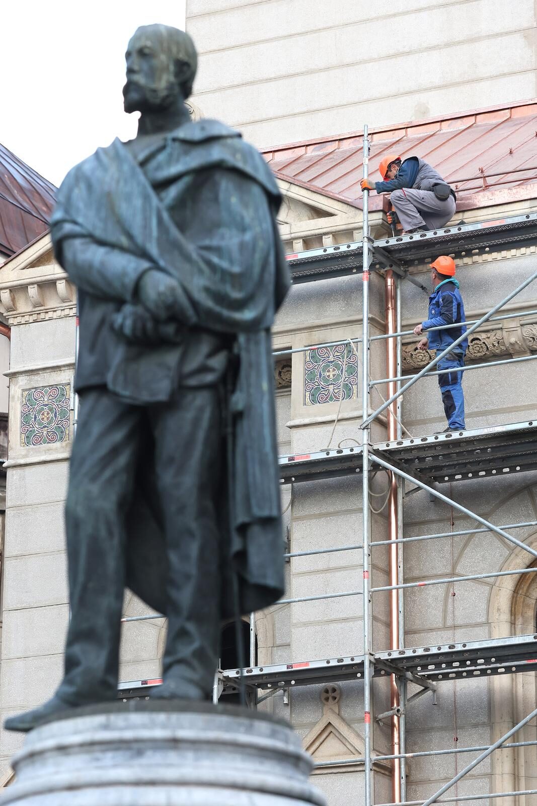 Zagreb: Rijedak prizor radova na obnovi, na krizeve Crkve preobrazenja Gospodnjeg nanosi se pozlata