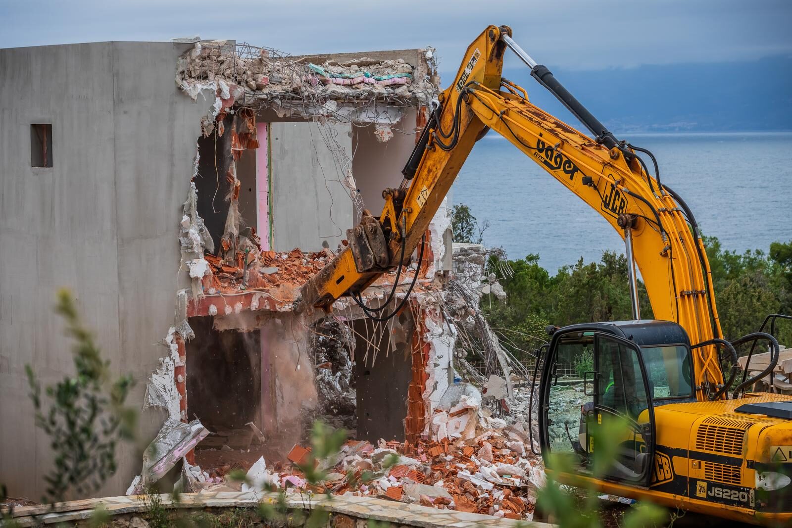 Hvar: Počelo rušenje bespravno sagrađenog objekta Frane Barbarića