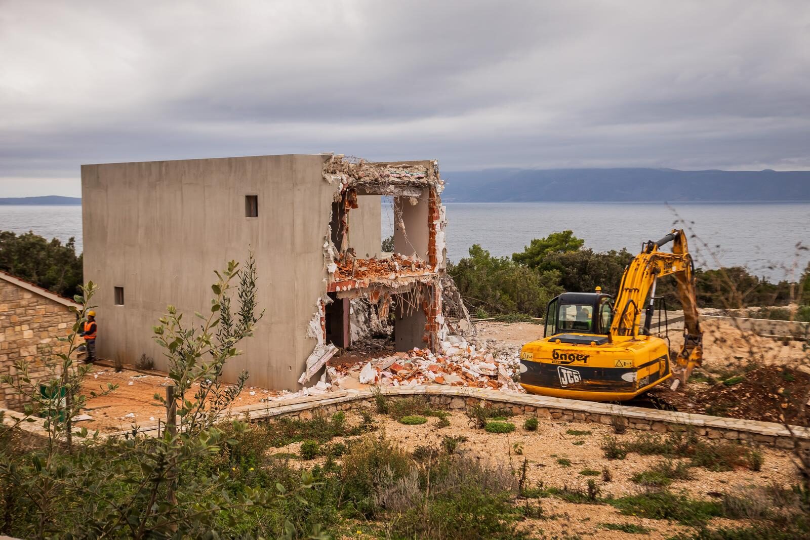 Hvar: Počelo rušenje bespravno sagrađenog objekta Frane Barbarića