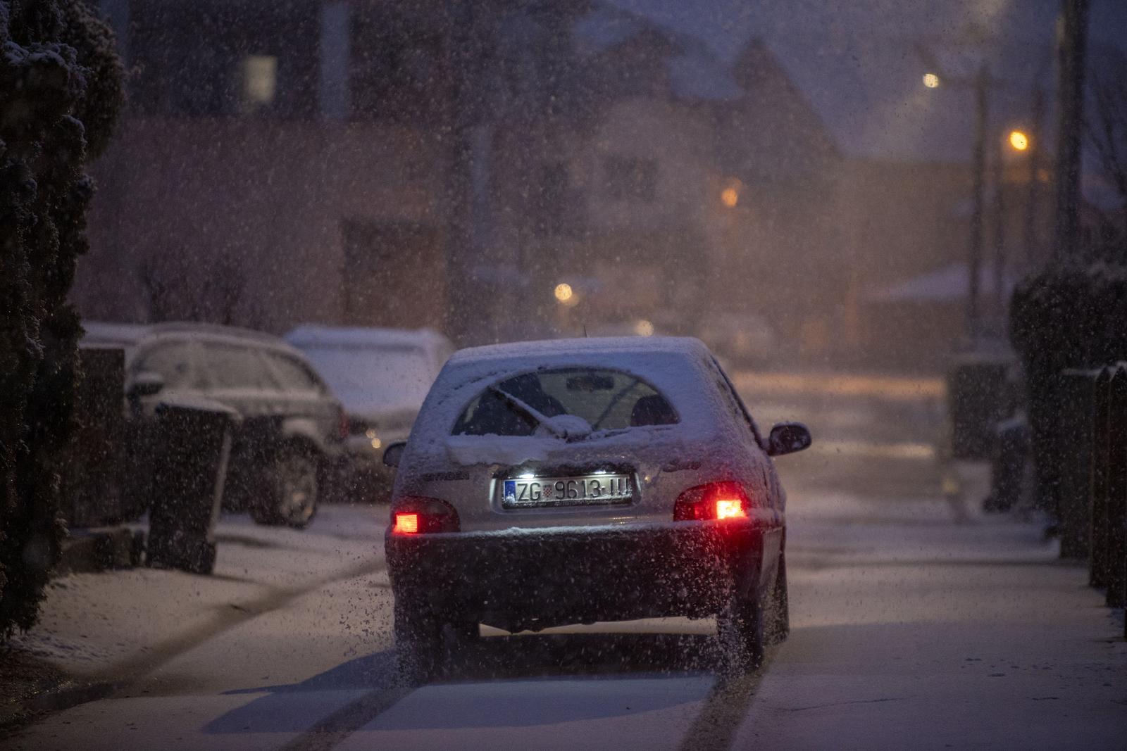 Zagreb: Zahlađenje i snijeg na ulicama grada