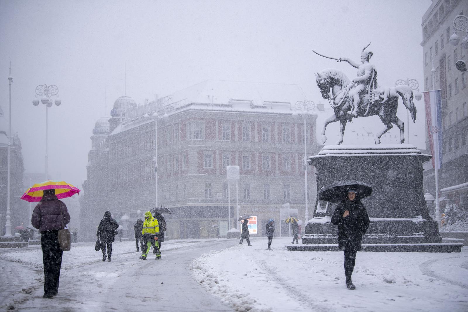 Zagreb: Snijeg ne prestaje padati