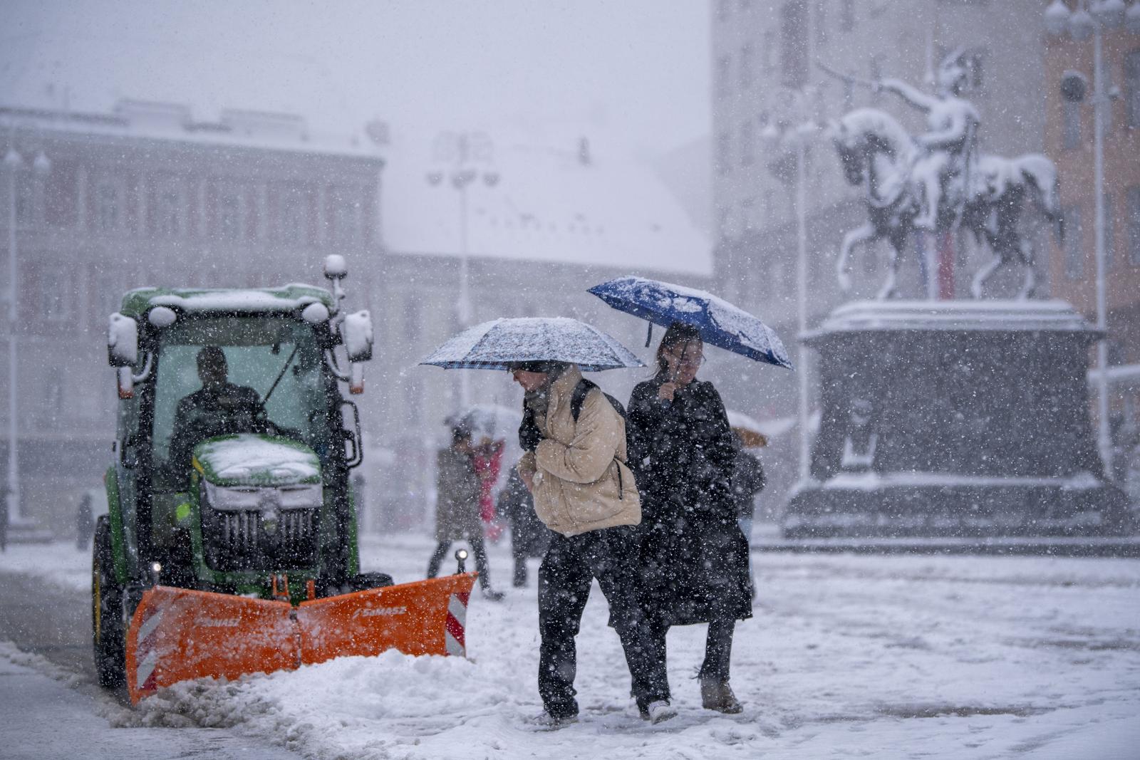 Zagreb: Snijeg ne prestaje padati