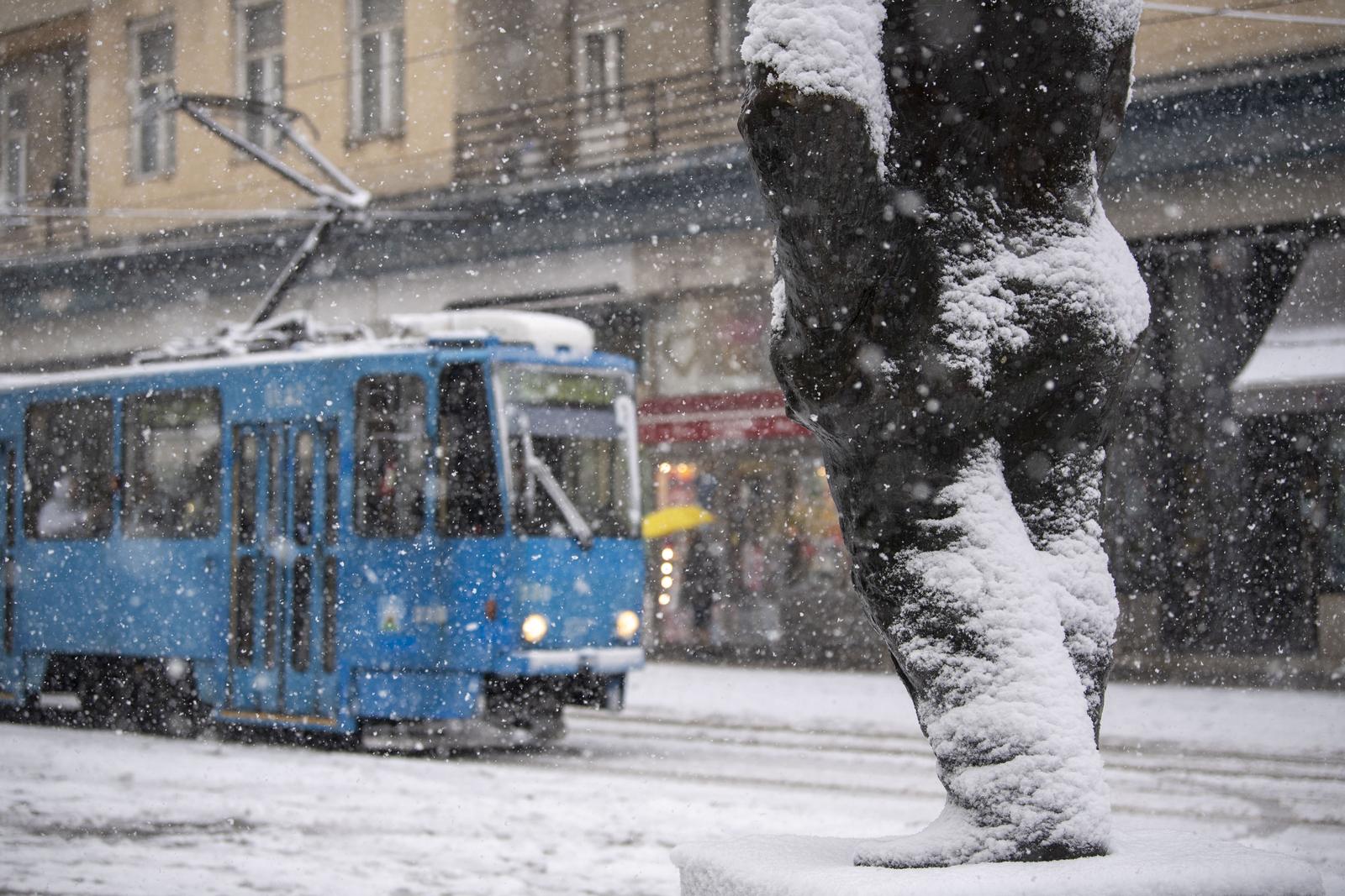 Zagreb: Snijeg ne prestaje padati