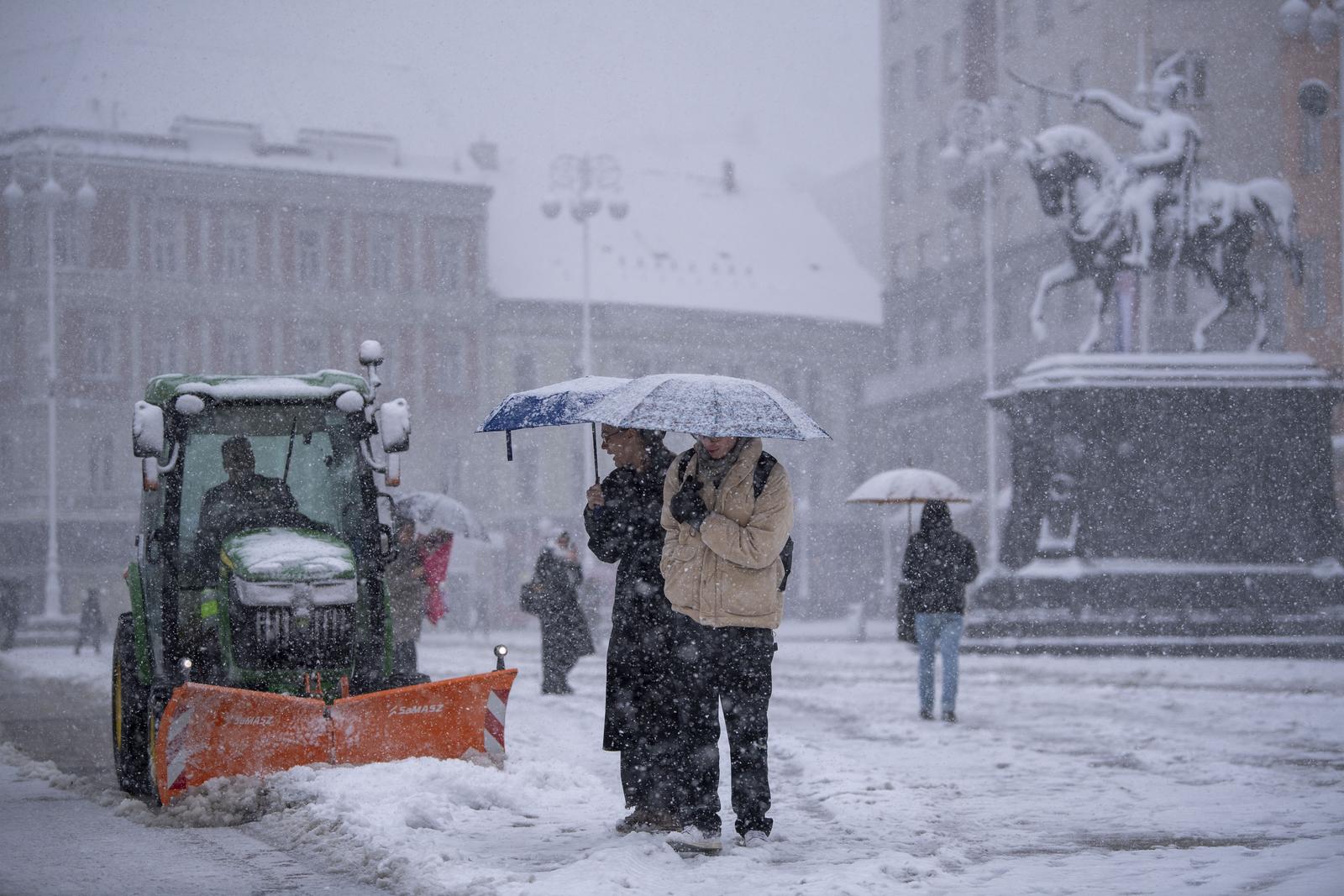 Zagreb: Snijeg ne prestaje padati