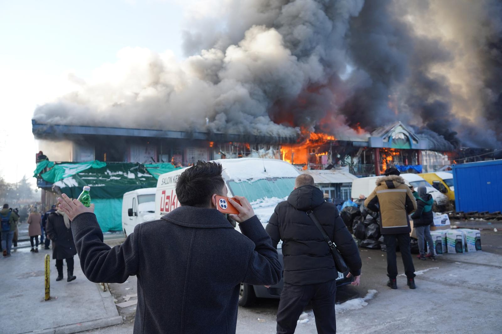 Beograd: Vatrogasci se bore s velikim požarom u Kineskom tržnom centru