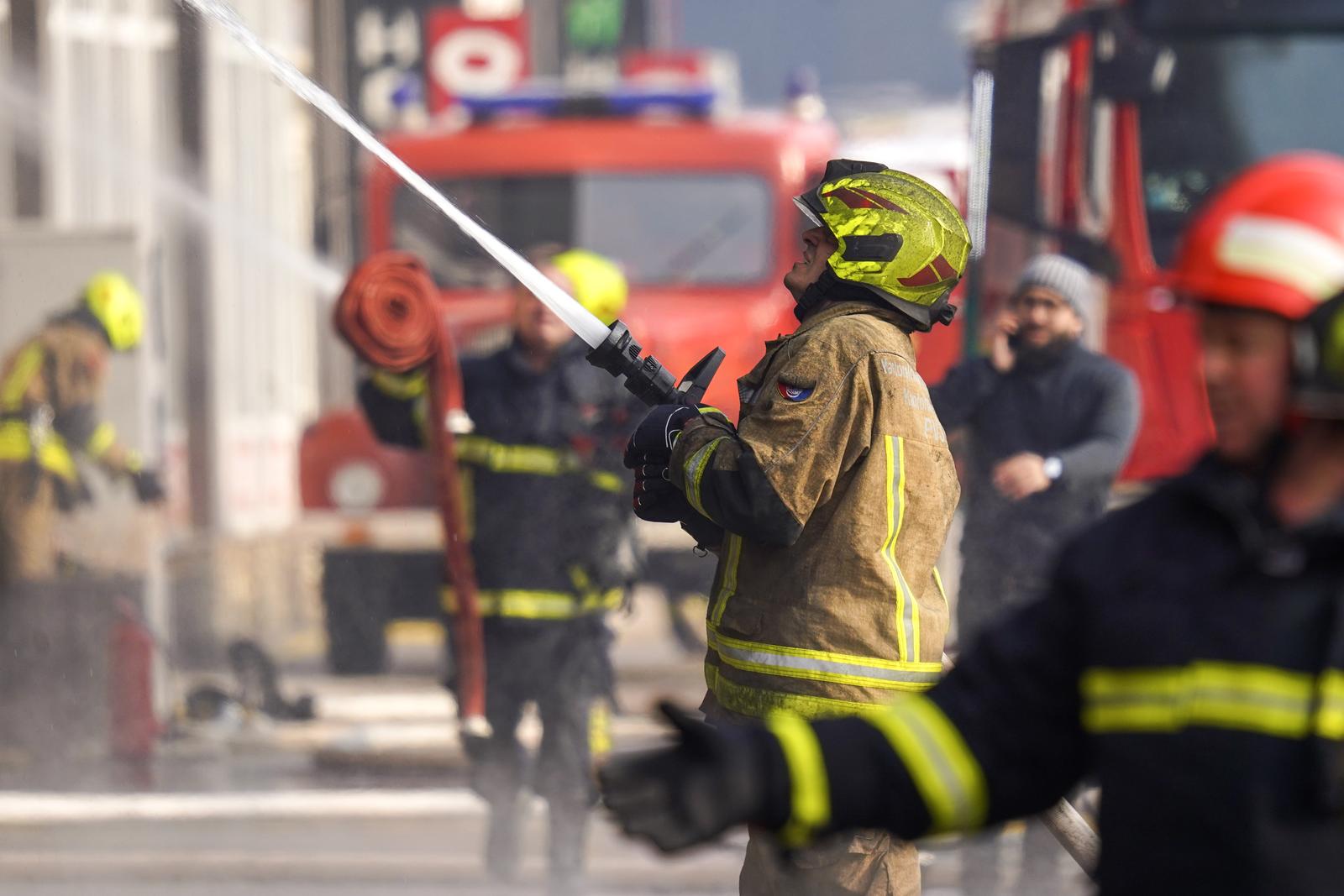 Sarajevo: Vatrogasci se bore s velikim požarom koji je buknuo na tržnici Heco