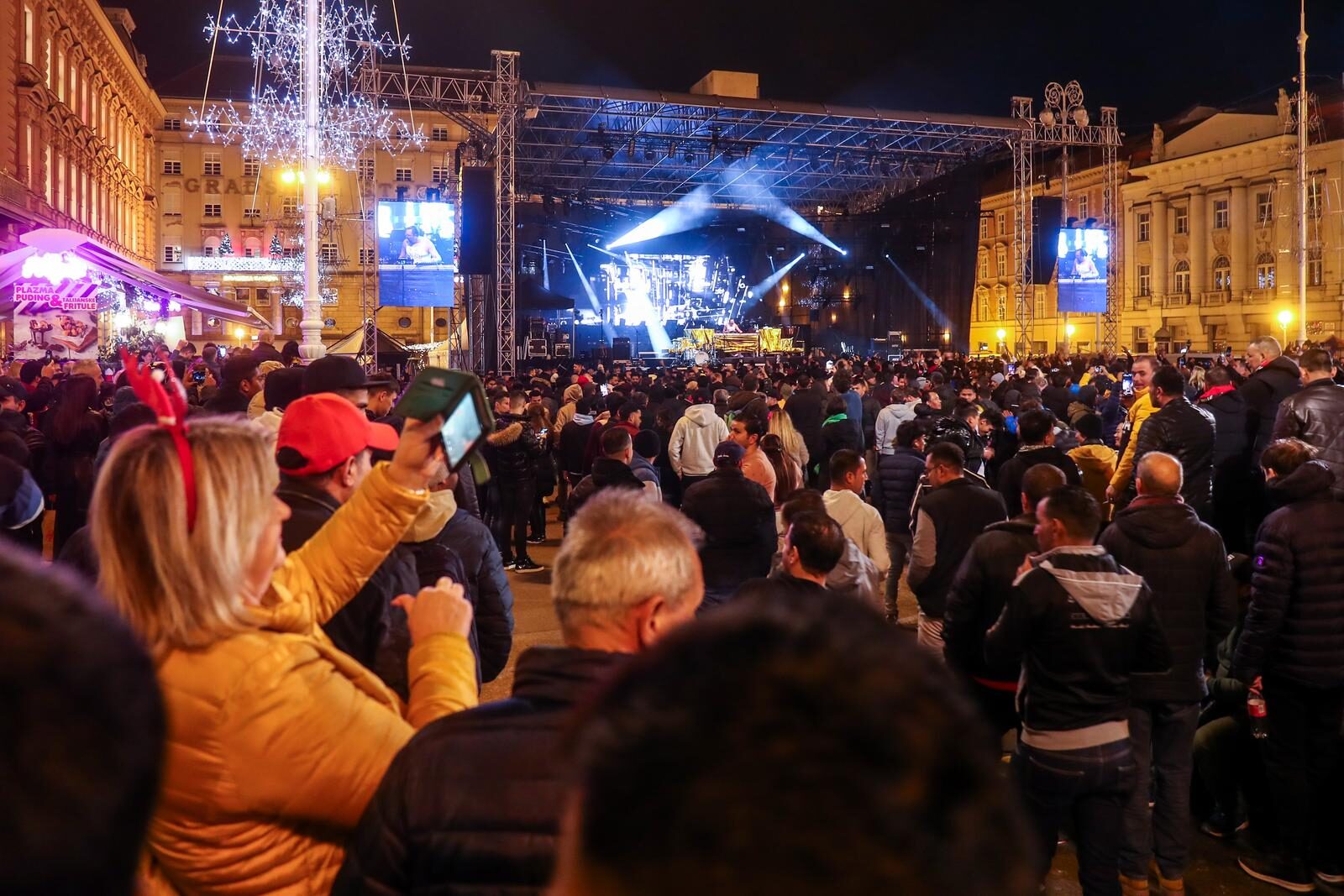 Zagreb: Atmosfera na dočeku nove 2024. godine na Trgu bana Jelačića