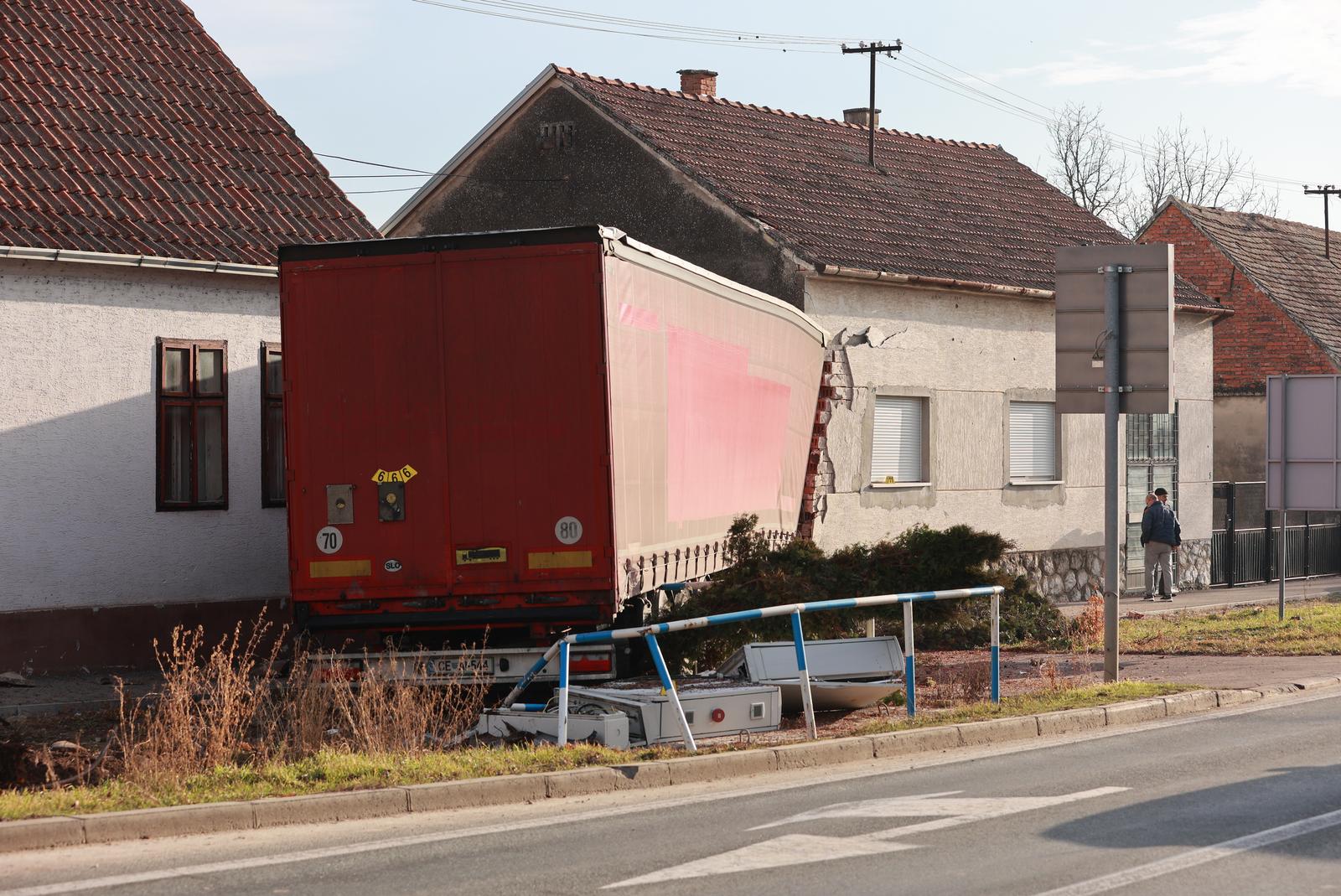 Kamion se zabio u kuću kod Vinkovaca, više ljudi ozlijeđeno