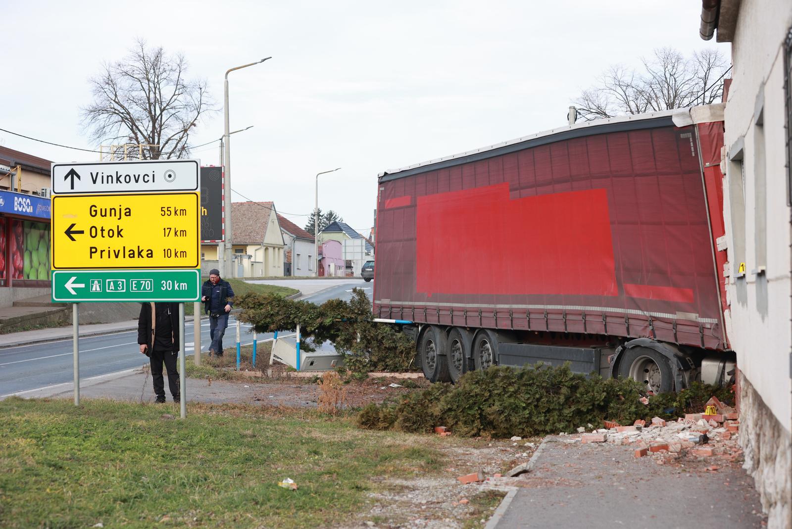 Kamion se zabio u kuću kod Vinkovaca, više ljudi ozlijeđeno