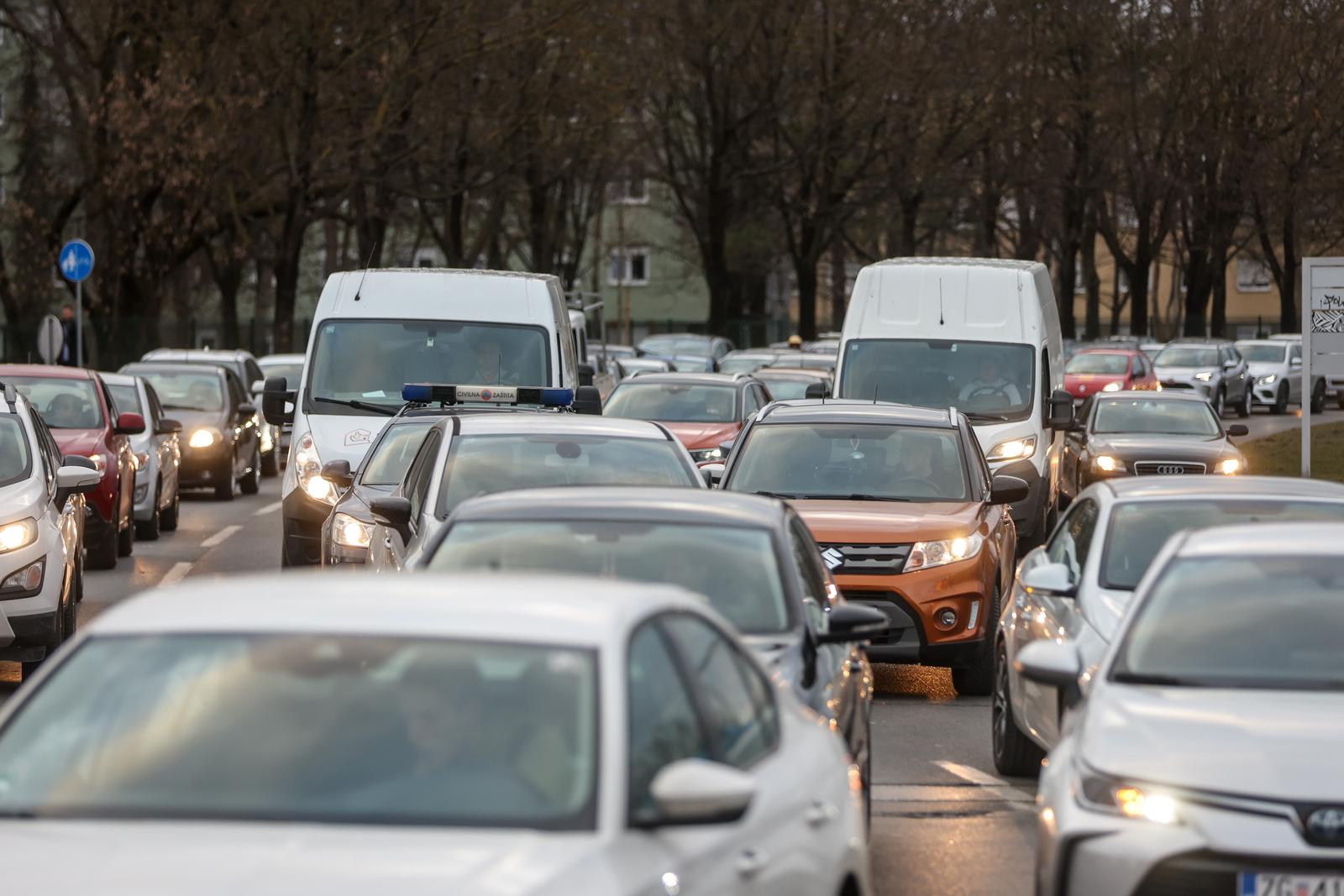 Zagreb: Velike gužve na prilazu Jadranskom mostu zbog gradnje privremene prometnice