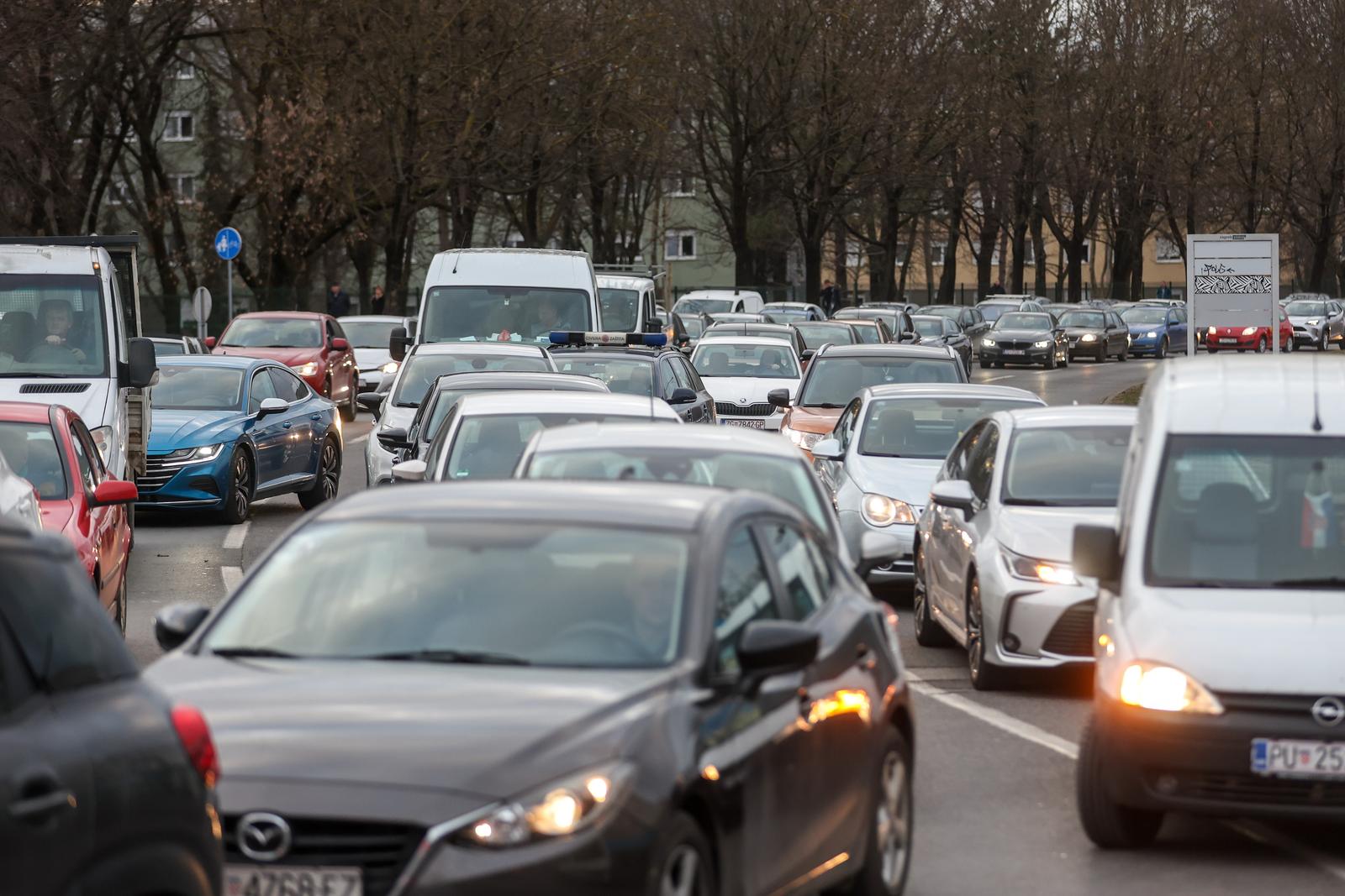 Zagreb: Velike gužve na prilazu Jadranskom mostu zbog gradnje privremene prometnice