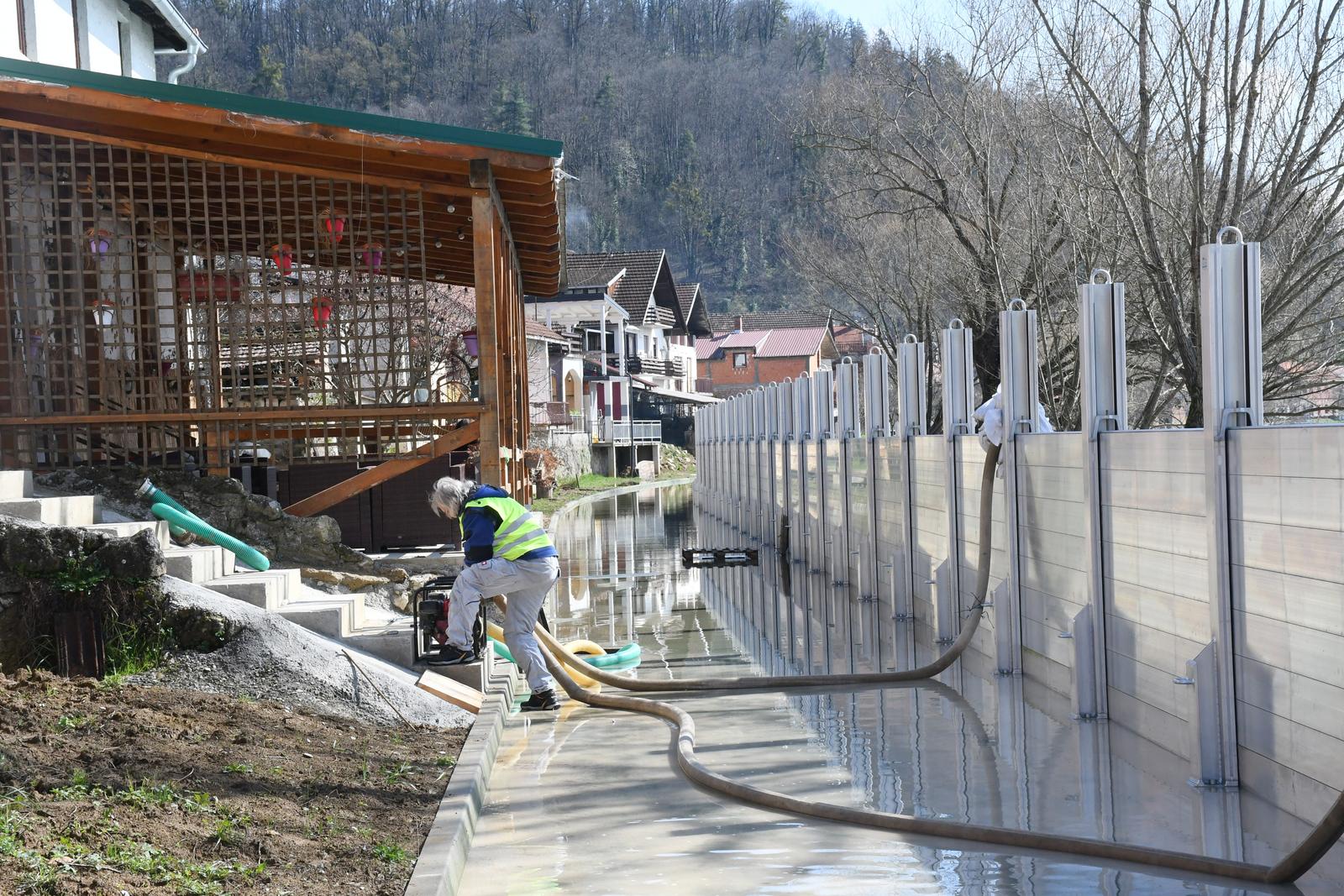 Novi protupoplavni montažno-demontažni sustav spriječio poplavu u Hrvatskoj Kostajnici