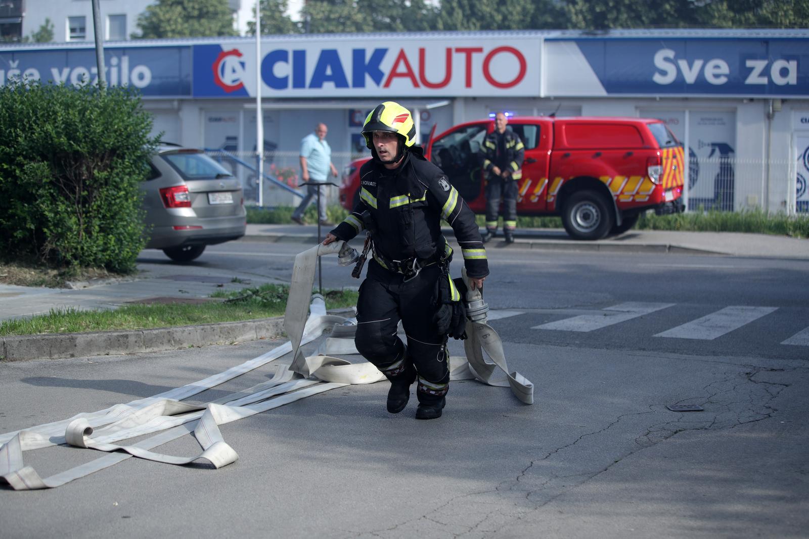 Zagreb: Gori tiskara na Trešnjevci, osam vatrogasnih vozila na terenu