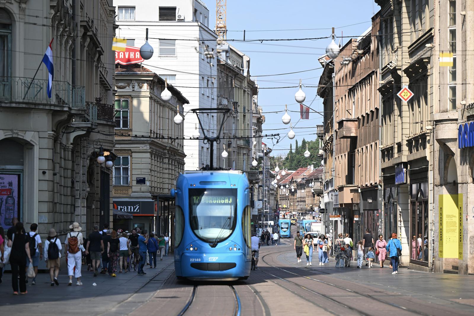 Zagreb: Građani iskoristili sunčan dan za šetnju gradom i kavu