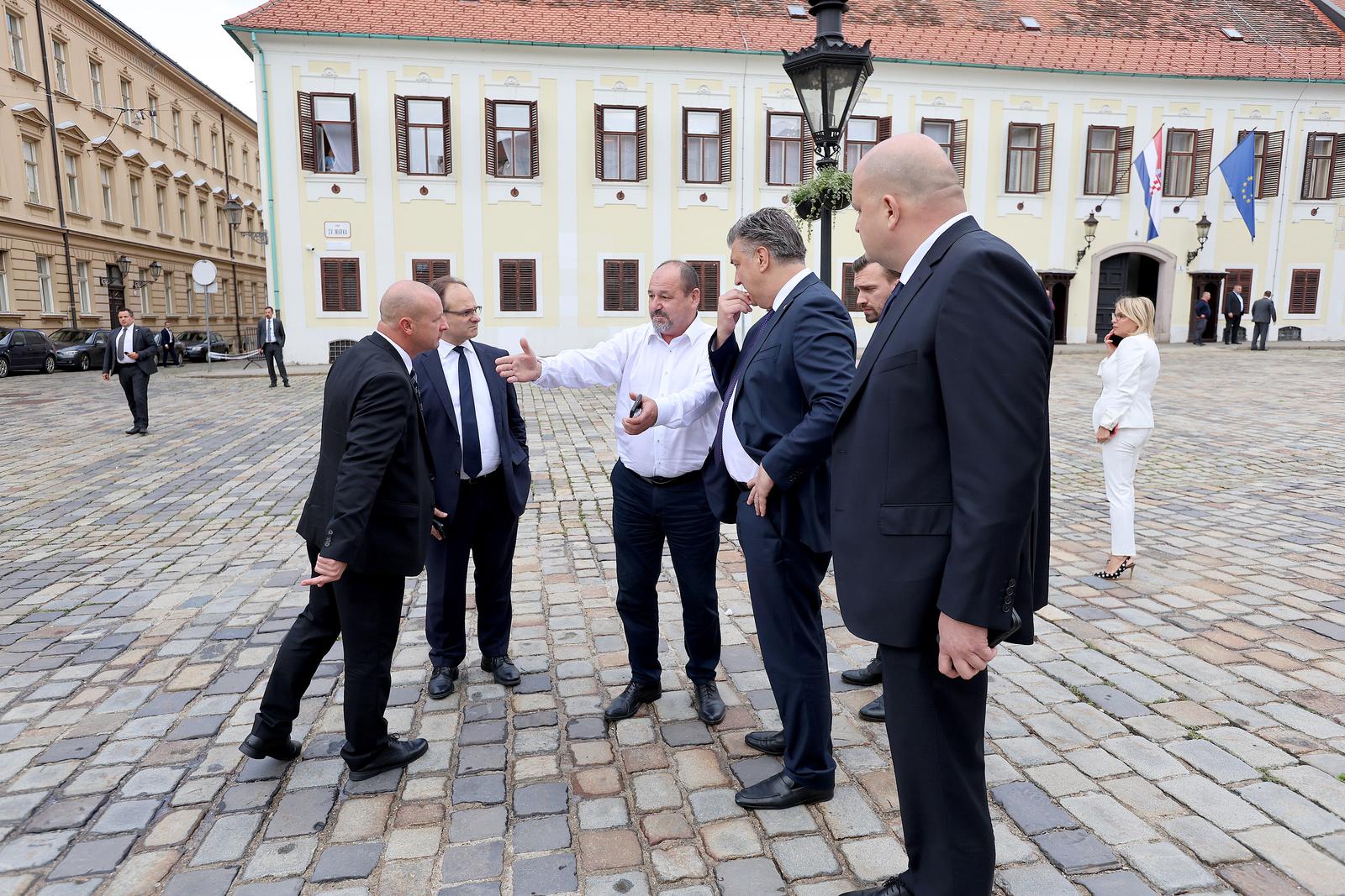 UZNEMIRUJUĆI SADRŽAJ Muškarac se zapalio na Markovom trgu