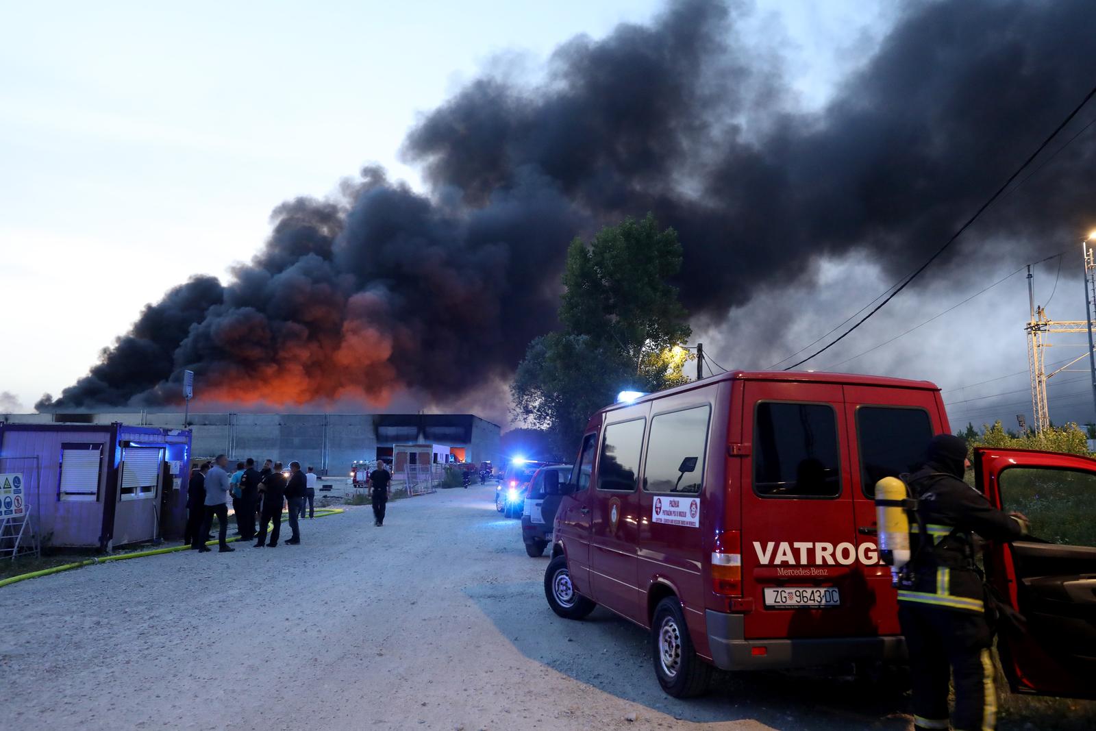 Veliki požar u Zaprešiću, crni dim nadvio se nad gradom