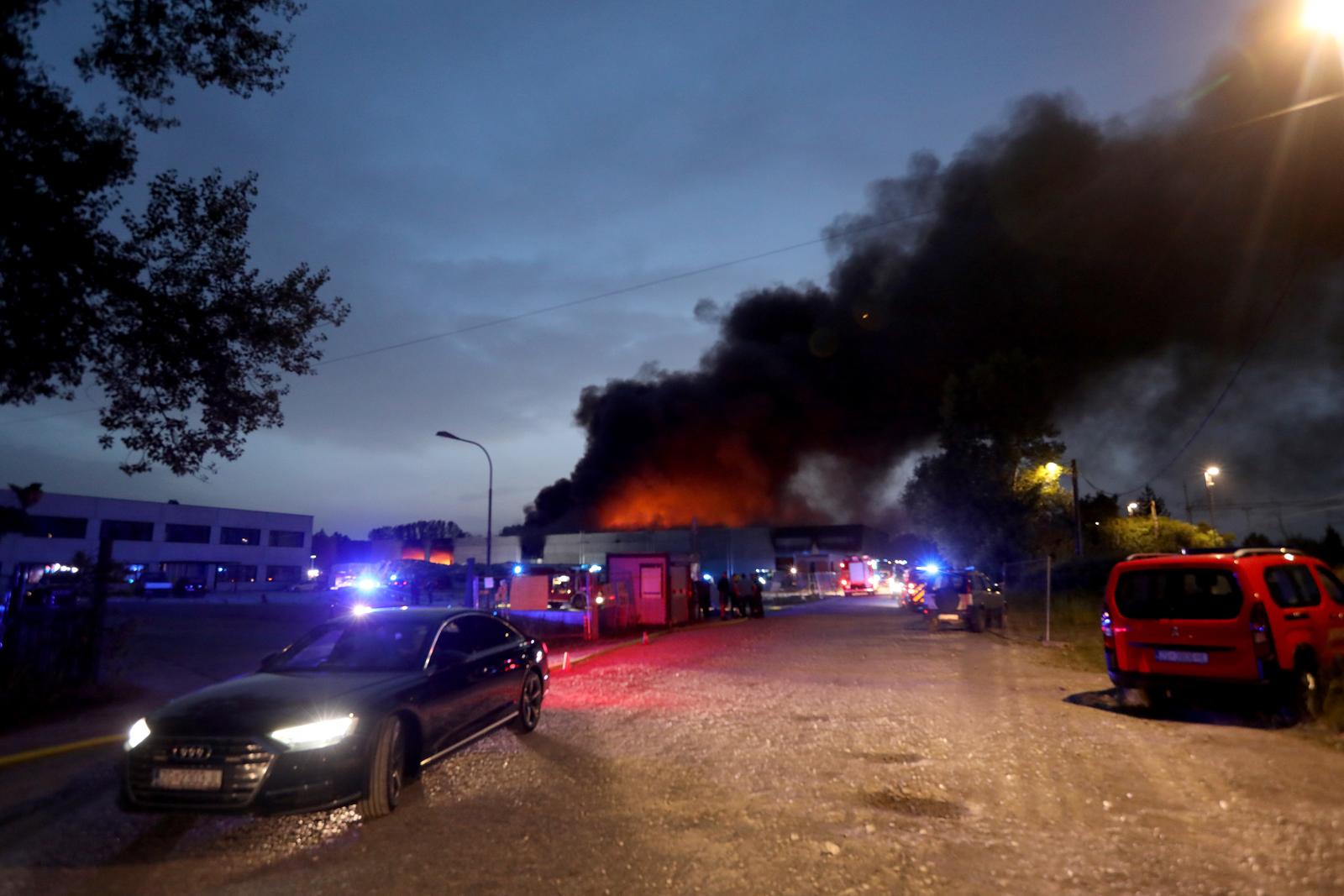 Veliki požar u Zaprešiću, crni dim nadvio se nad gradom