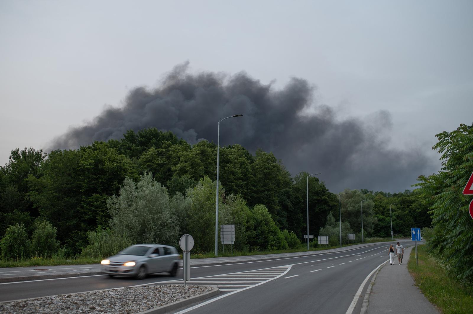 Veliki požar u Zaprešiću, crni dim nadvio se nad gradom