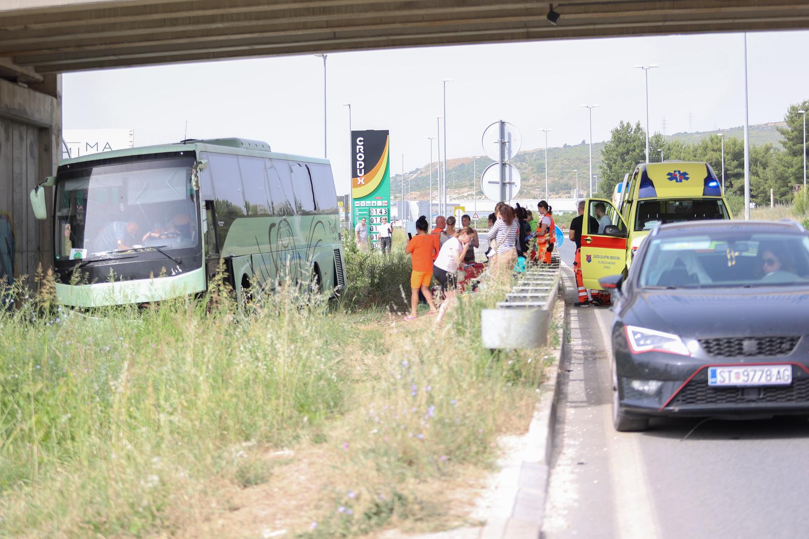 Na magistrali iz smjera Trogir-Split autobus ukrajinskih tablica sletio sa ceste