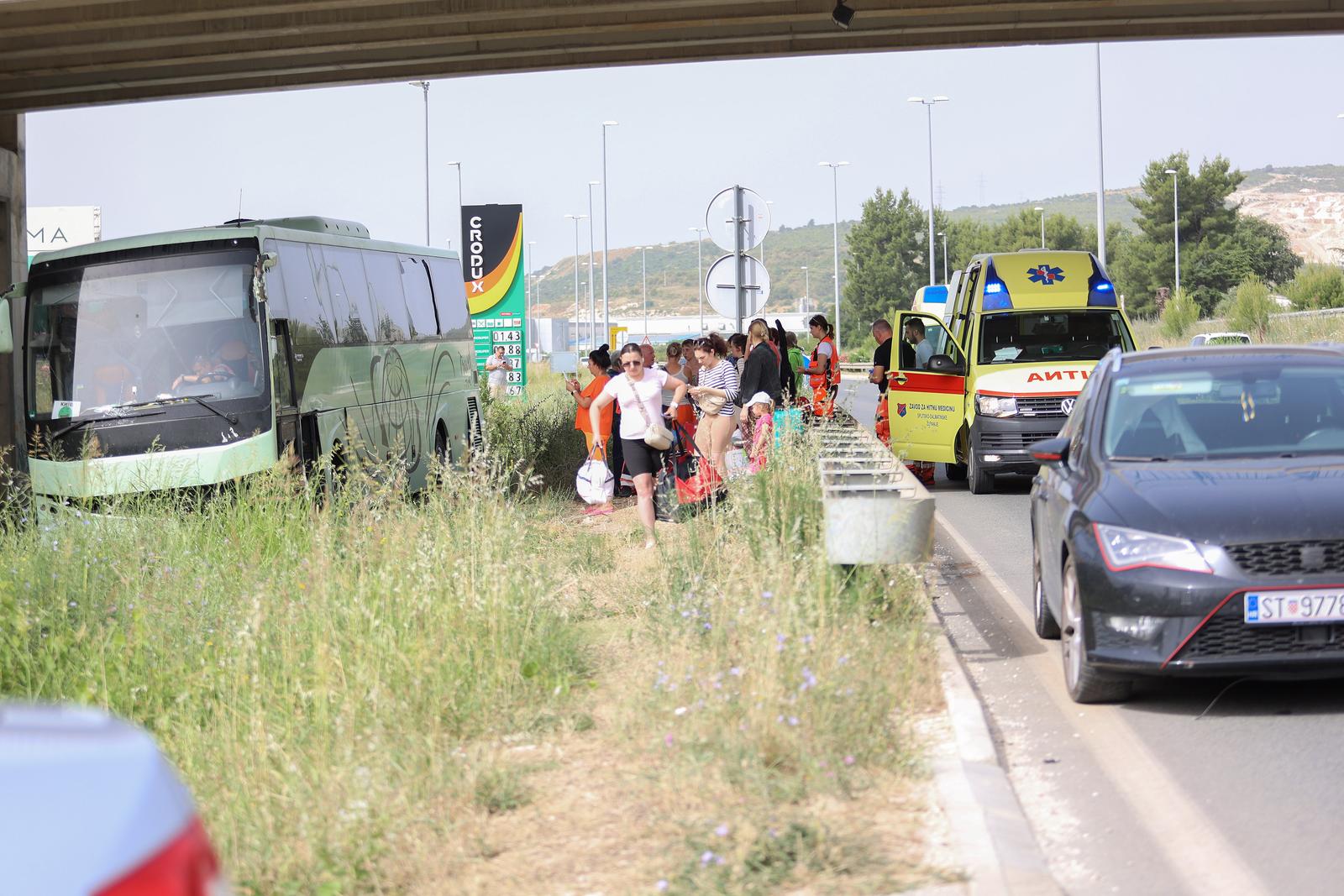 Na magistrali iz smjera Trogir-Split autobus ukrajinskih tablica sletio sa ceste