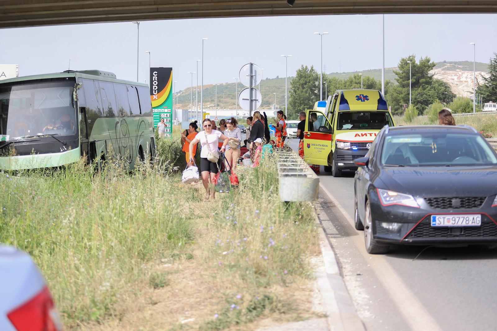 Na magistrali iz smjera Trogir-Split autobus ukrajinskih tablica sletio sa ceste