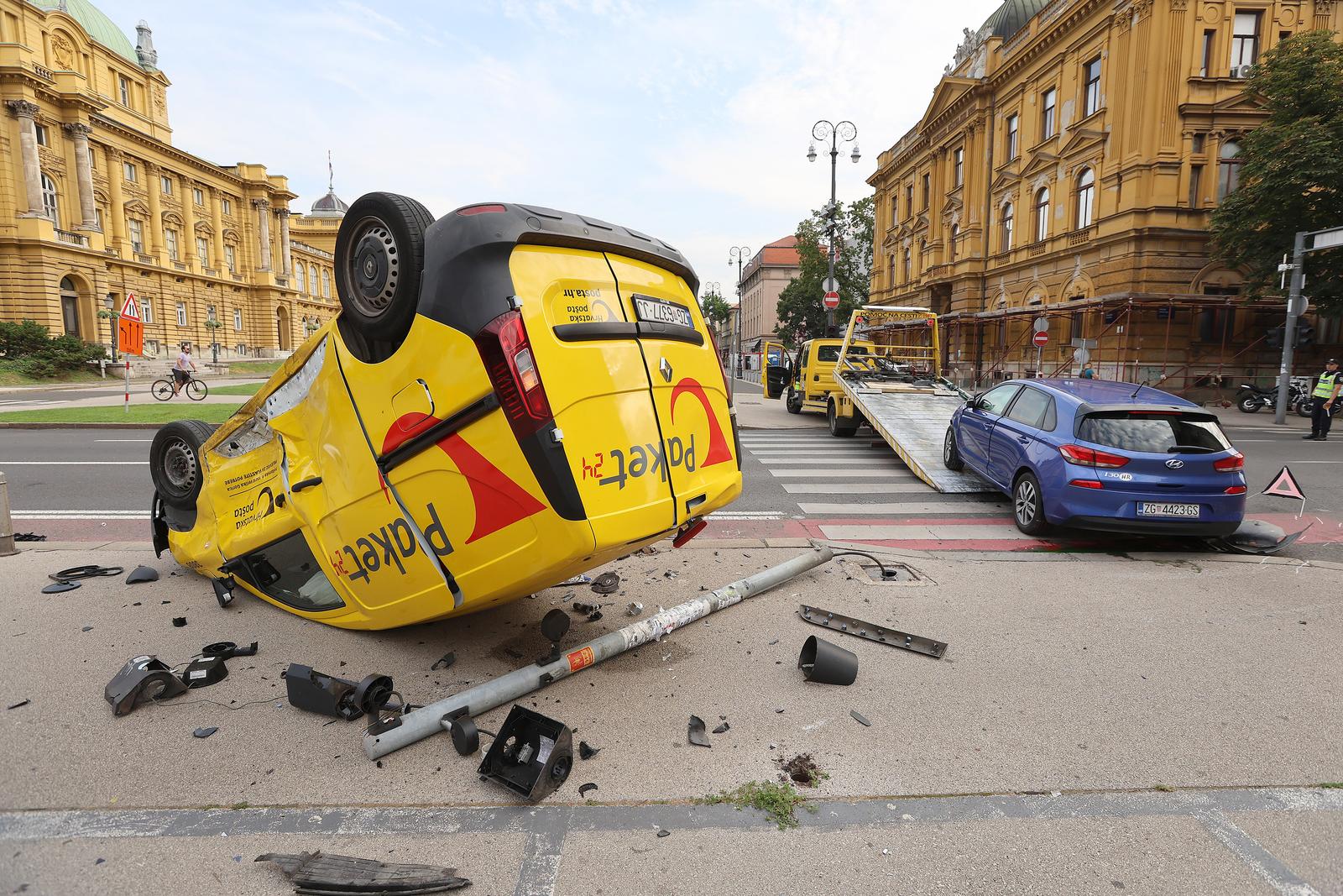 Zagreb: Težak sudar kod HNK, poštanski kombi završio na krovu