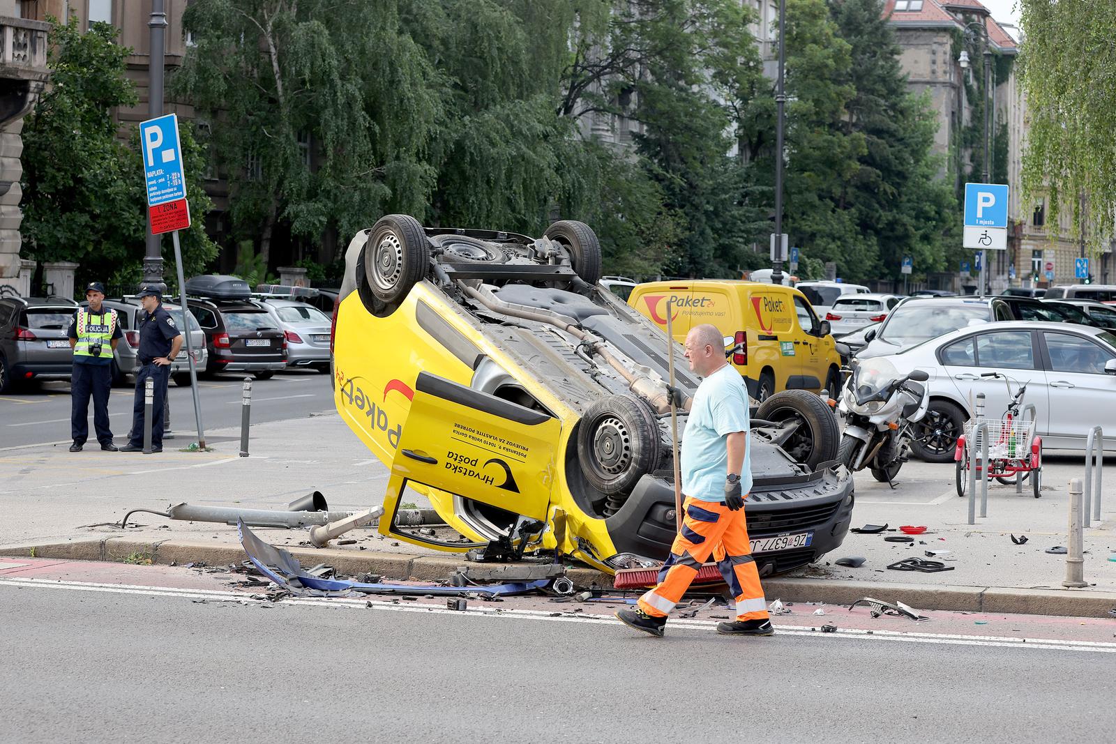 Zagreb: Tezak sudar kod HNK, postanski kombi zavrsio na krovu