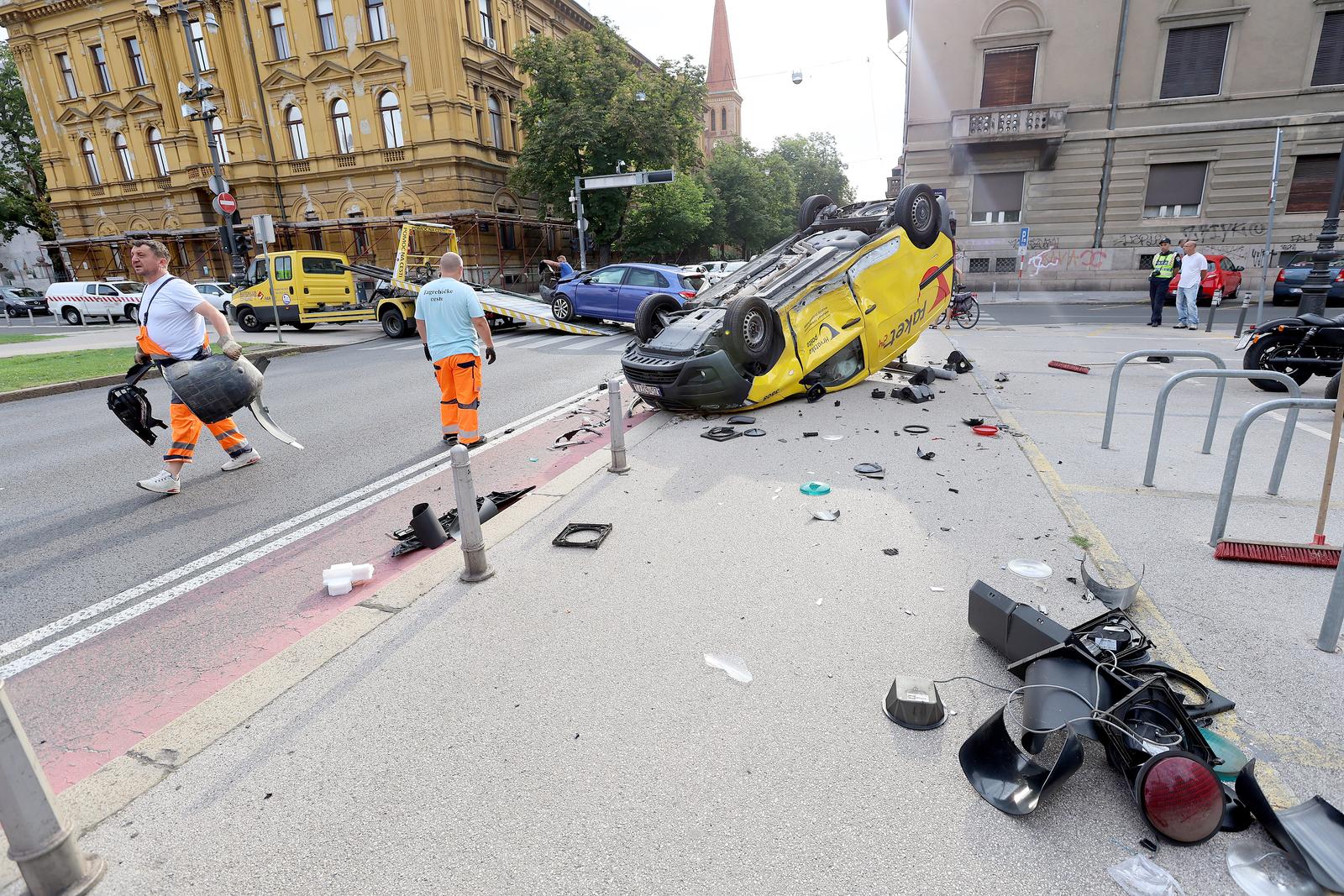 Zagreb: Tezak sudar kod HNK, postanski kombi zavrsio na krovu