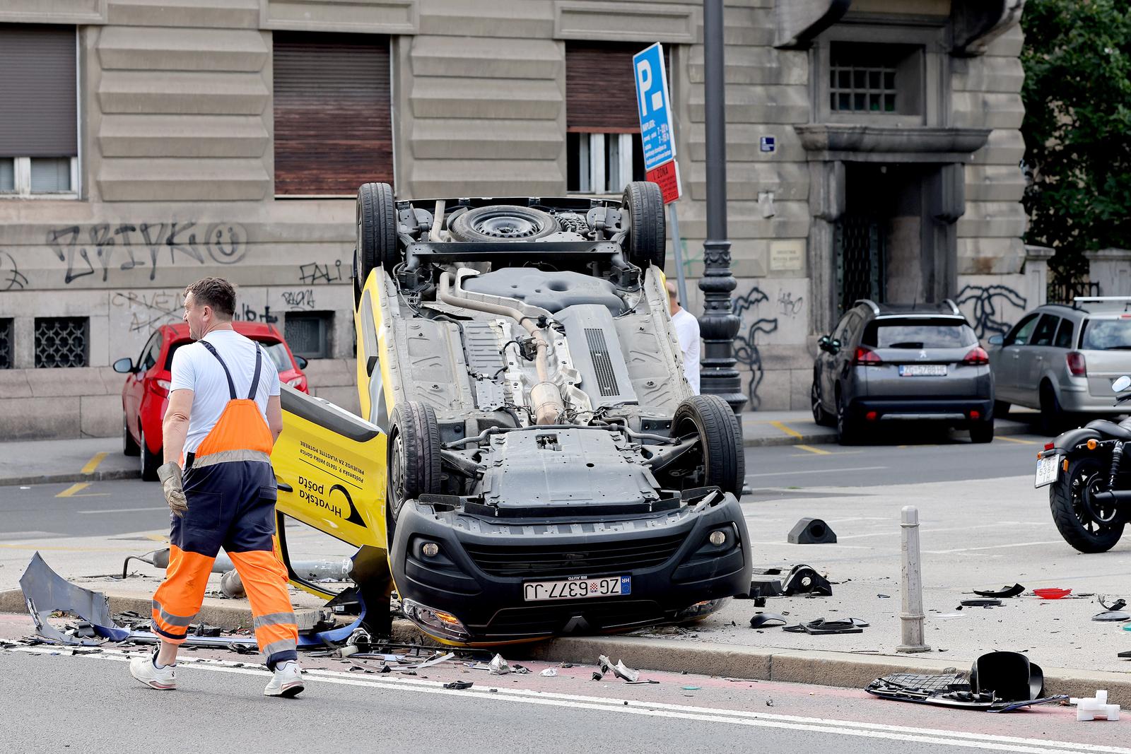 Zagreb: Tezak sudar kod HNK, postanski kombi zavrsio na krovu