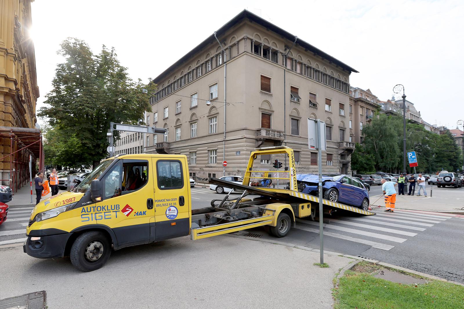 Zagreb: Tezak sudar kod HNK, postanski kombi zavrsio na krovu