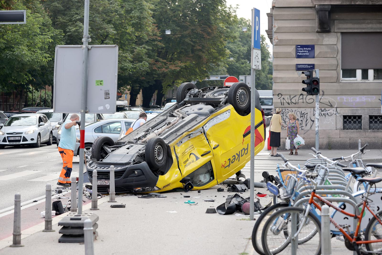 Zagreb: Tezak sudar kod HNK, postanski kombi zavrsio na krovu