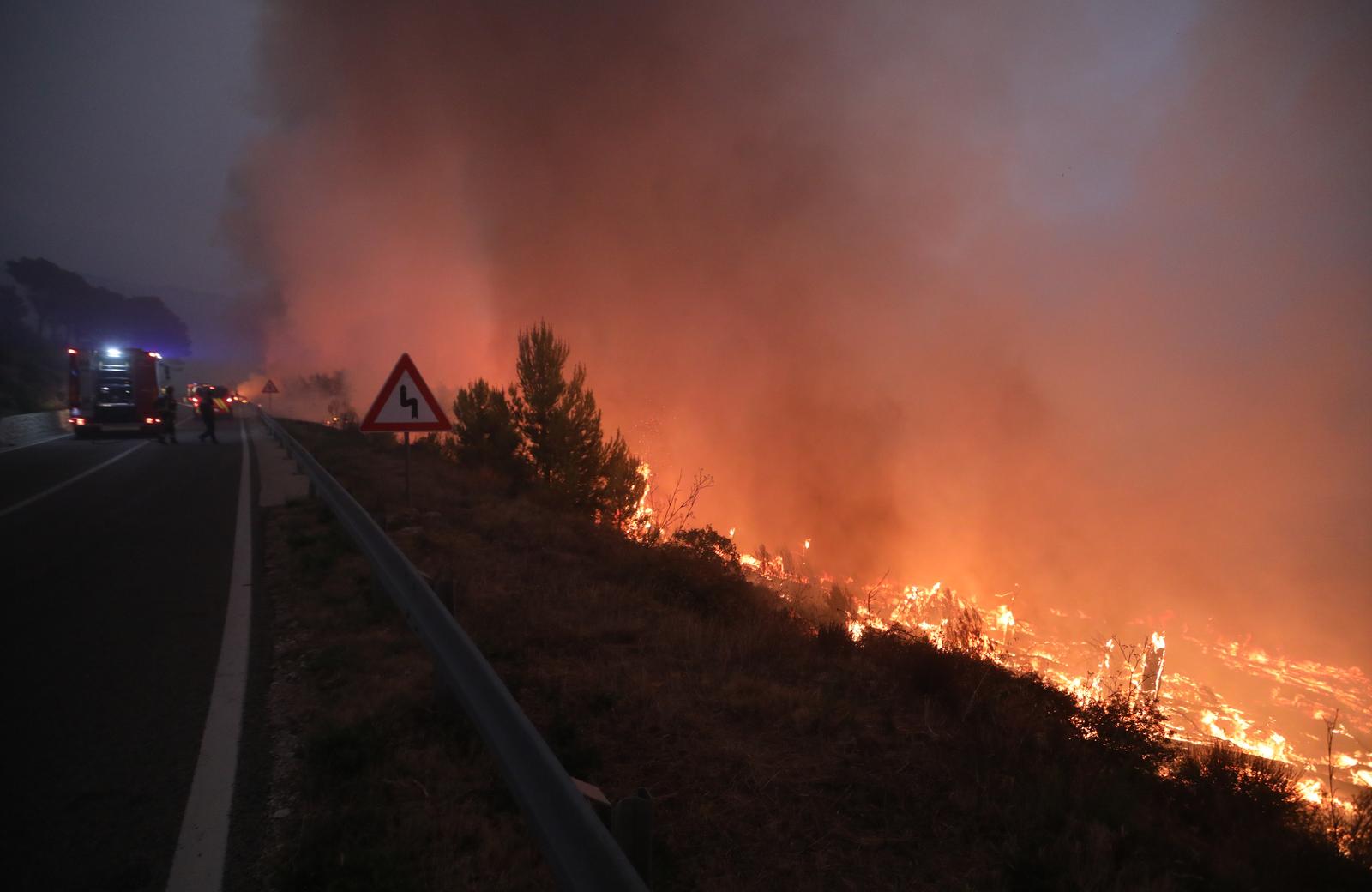 Tučepi: Vatra prodrla u Park prirode Biokovo, zahvatila i ranč, kuće i vozila