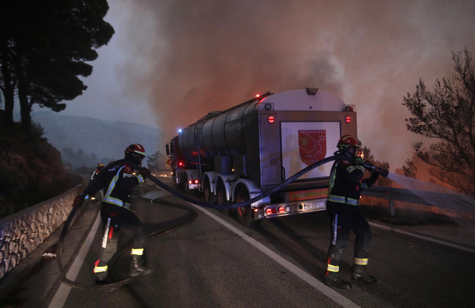 Tučepi: Vatra prodrla u Park prirode Biokovo, zahvatila i ranč, kuće i vozila