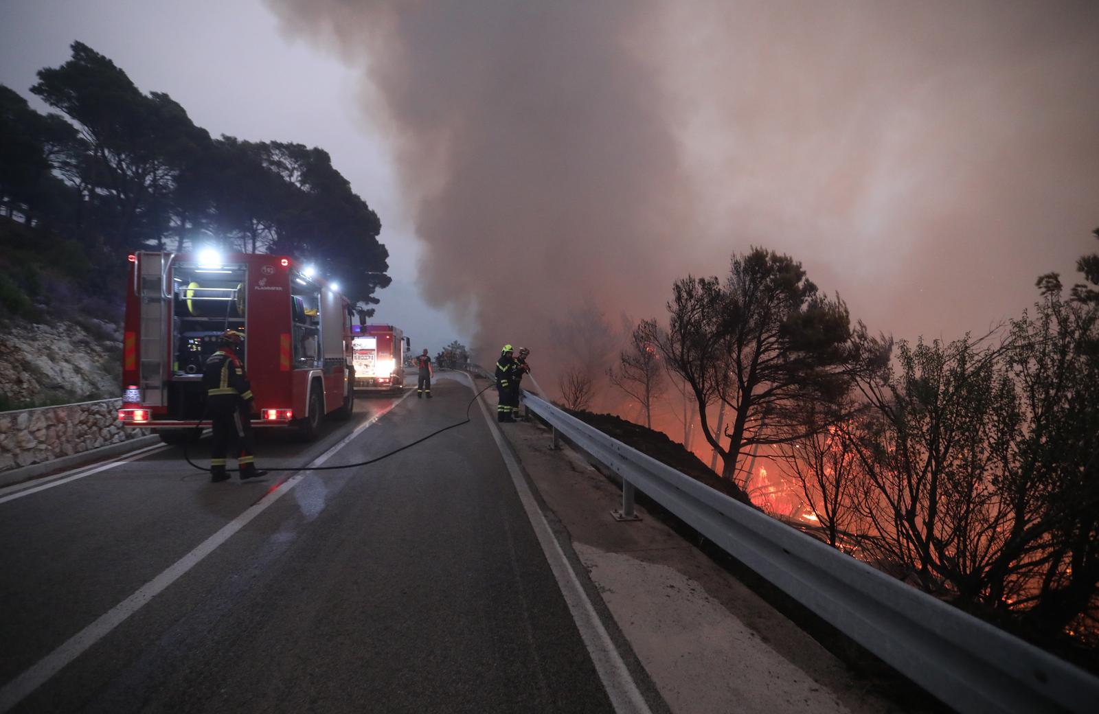 Tučepi: Vatra prodrla u Park prirode Biokovo, zahvatila i ranč, kuće i vozila