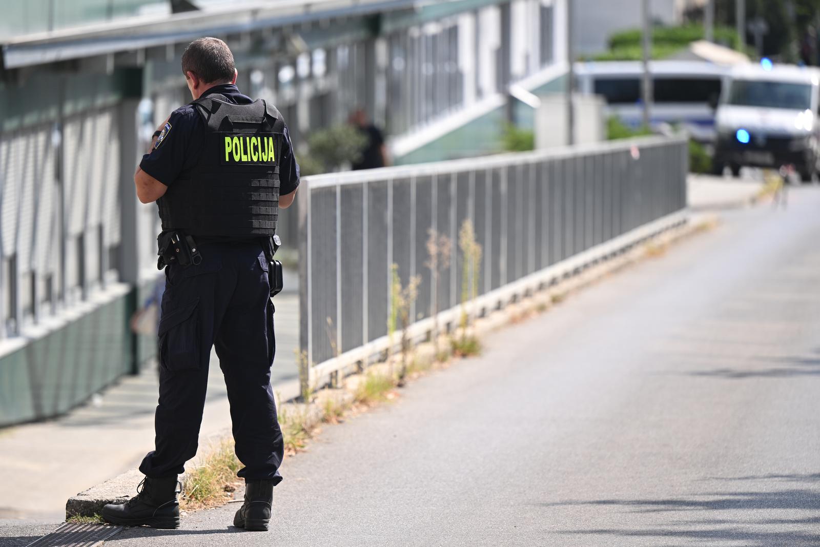 Naoruani mukarac upao u KBC Rebro, u bolnicu stigla interventna policija