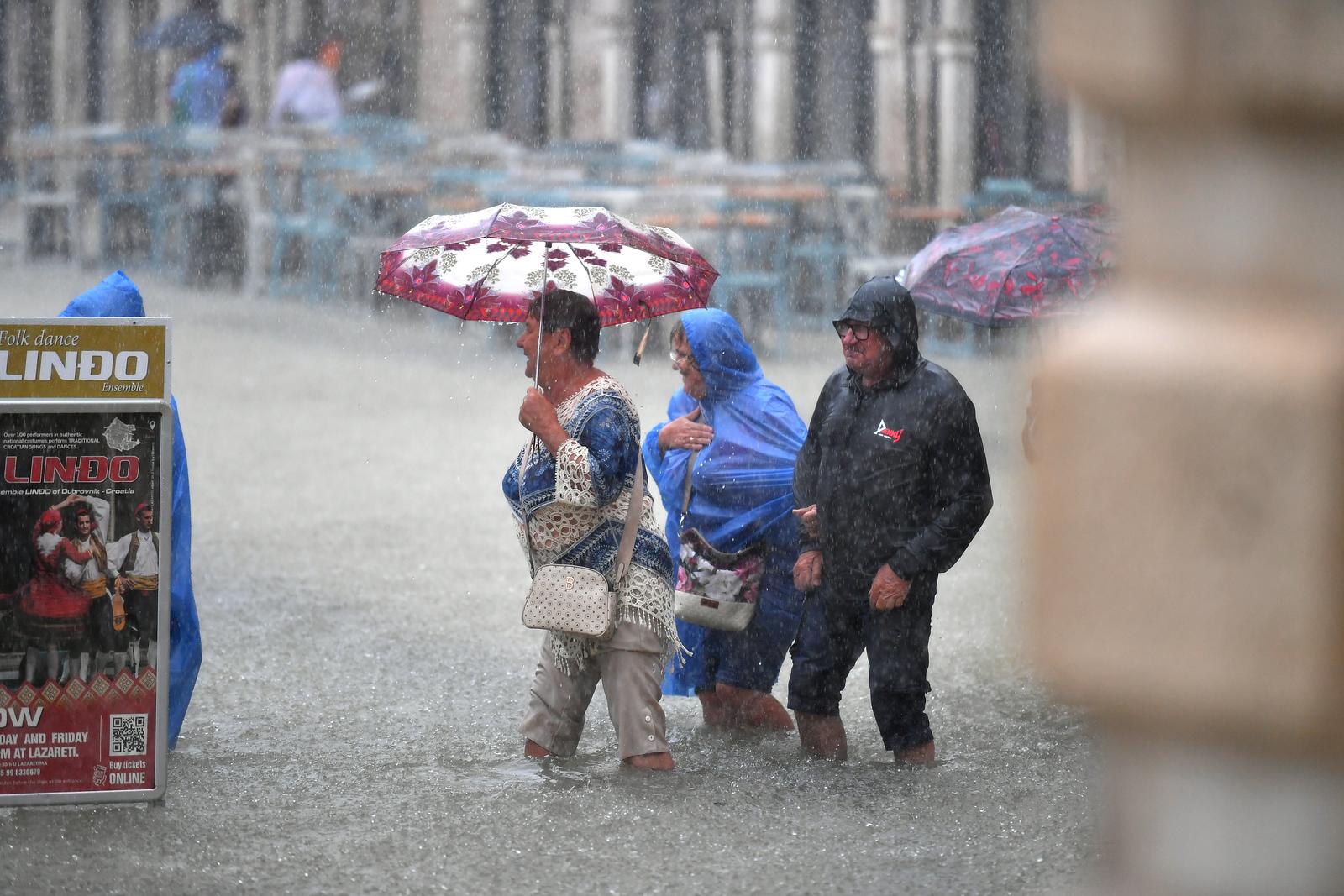 Dubrovnik: Jaka kiša i nevrijeme uzrokovalo poplave u određenim djelovima grada