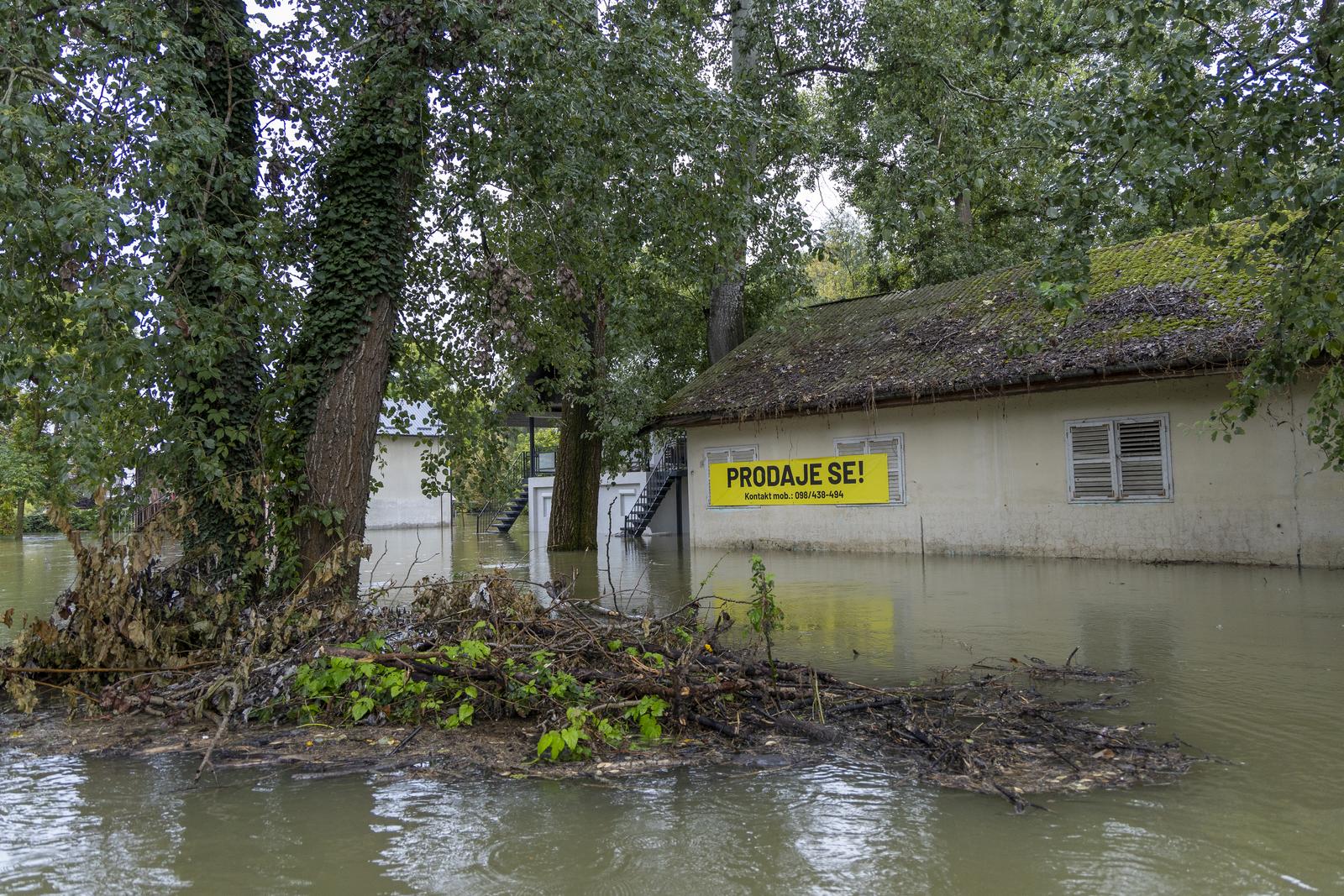 Vrhunac vodenog vala poplavio Zeleni otok uz Dunav