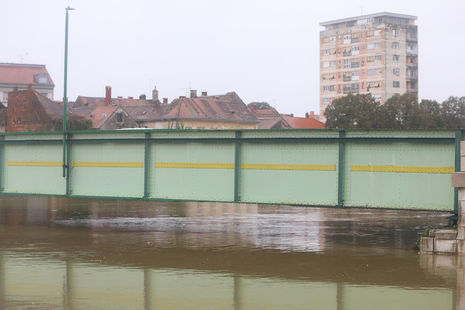 Karlovac: Visoki vodostaj rijeke Kupe, na snazi izvanredne mjere obrane od poplava