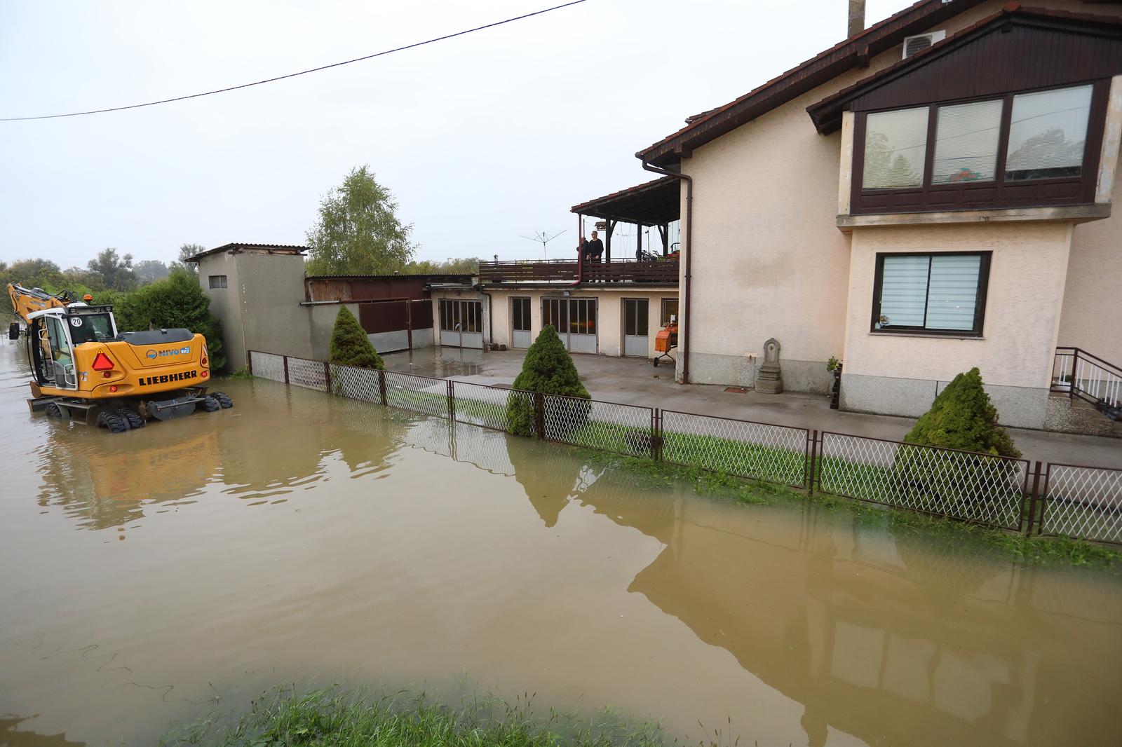 Karlovac: Visoki vodostaj rijeke Kupe, na snazi izvanredne mjere obrane od poplava