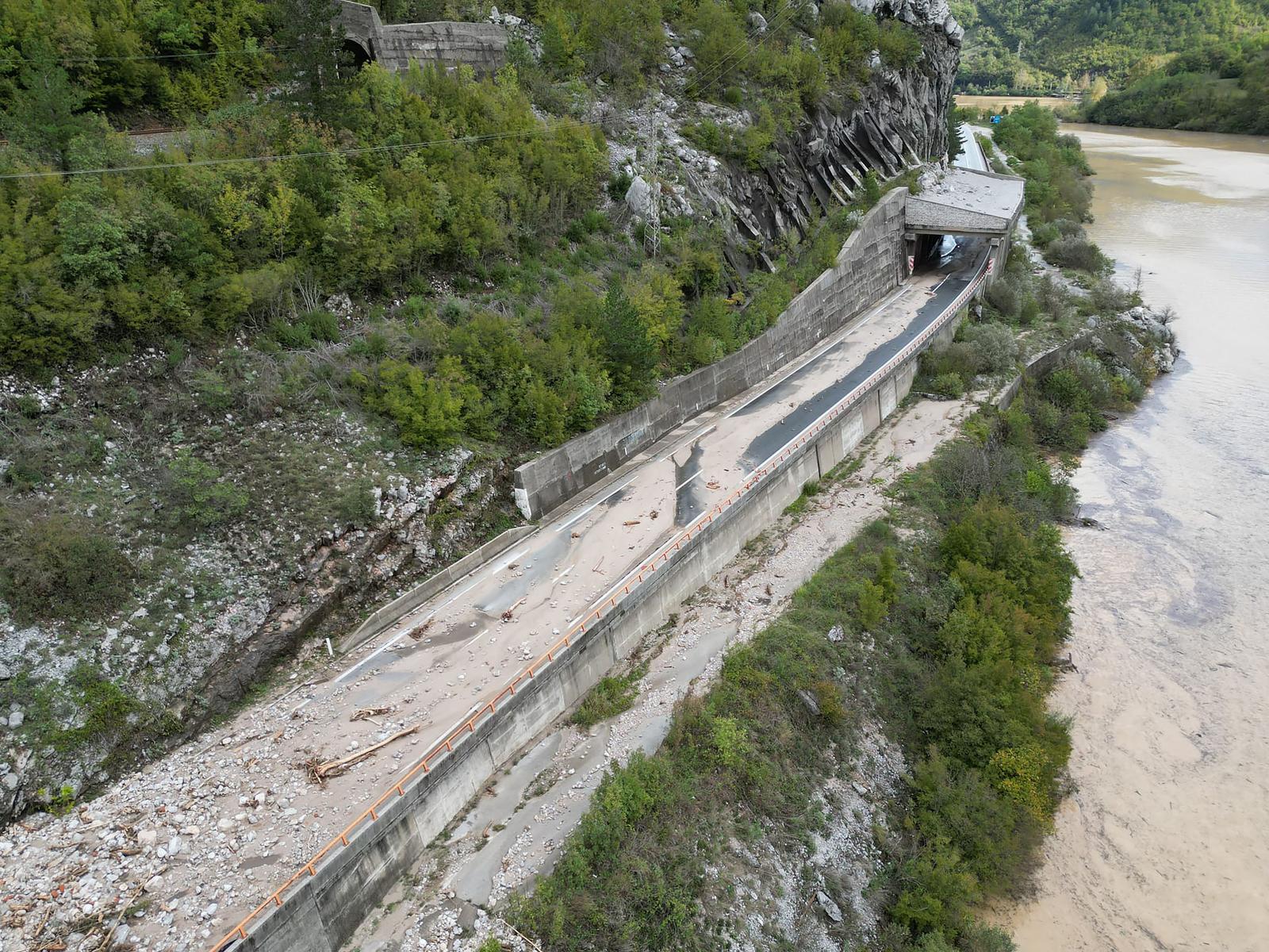 Dramatična situacija kod Jablanice, bujica odnijela ceste, prugu, mostove